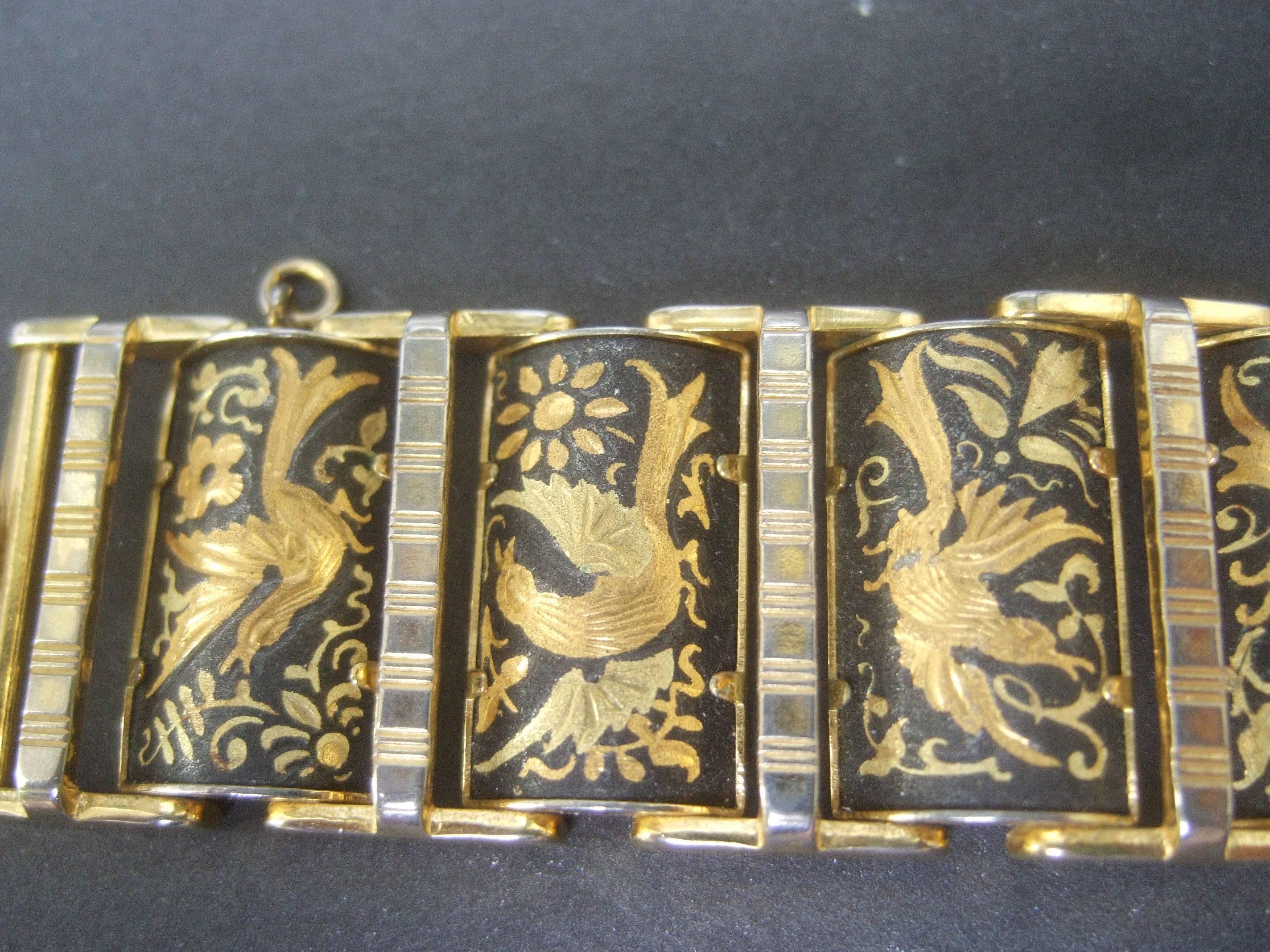 Exquis bracelet à maillons oiseaux en métal doré gravé, vers 1960 Bon état - En vente à University City, MO