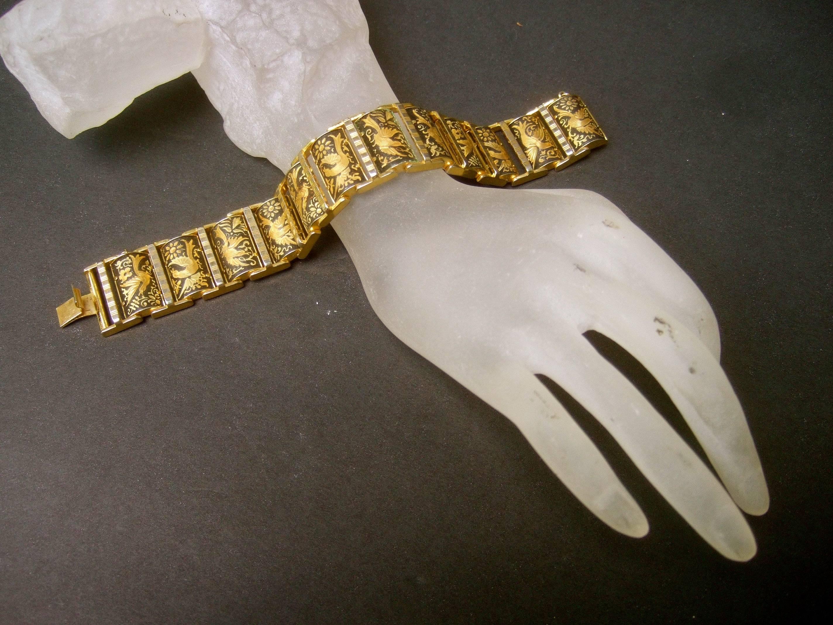 Exquis bracelet à maillons oiseaux en métal doré gravé, vers 1960 en vente 1