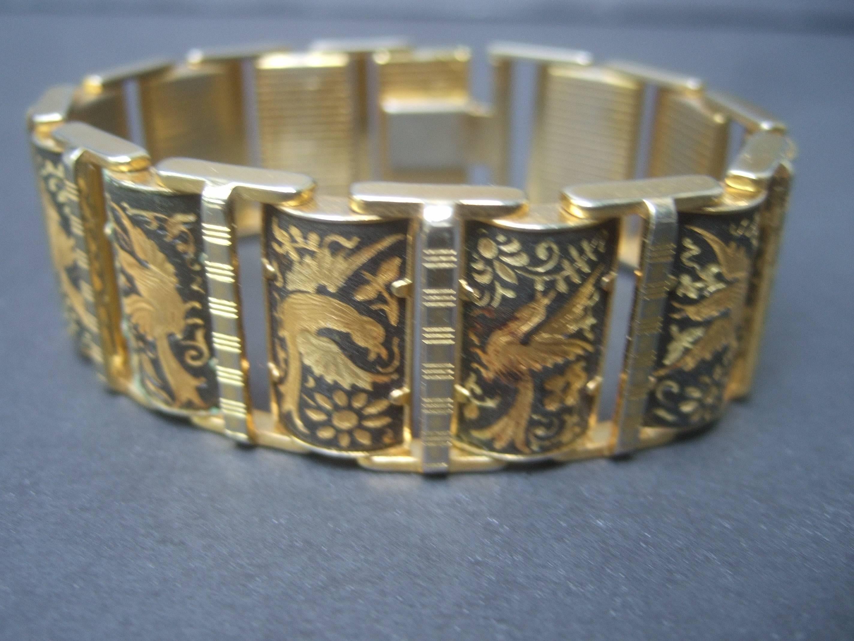 Exquisite Etched Gilt Metal Bird Link Bracelet ca 1960 In Good Condition For Sale In University City, MO