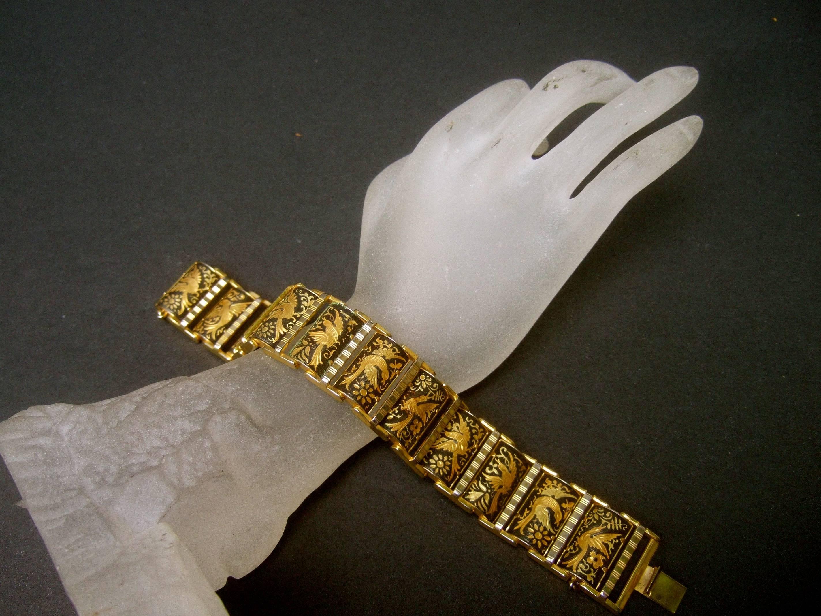 Exquis bracelet à maillons oiseaux en métal doré gravé, vers 1960 en vente 4