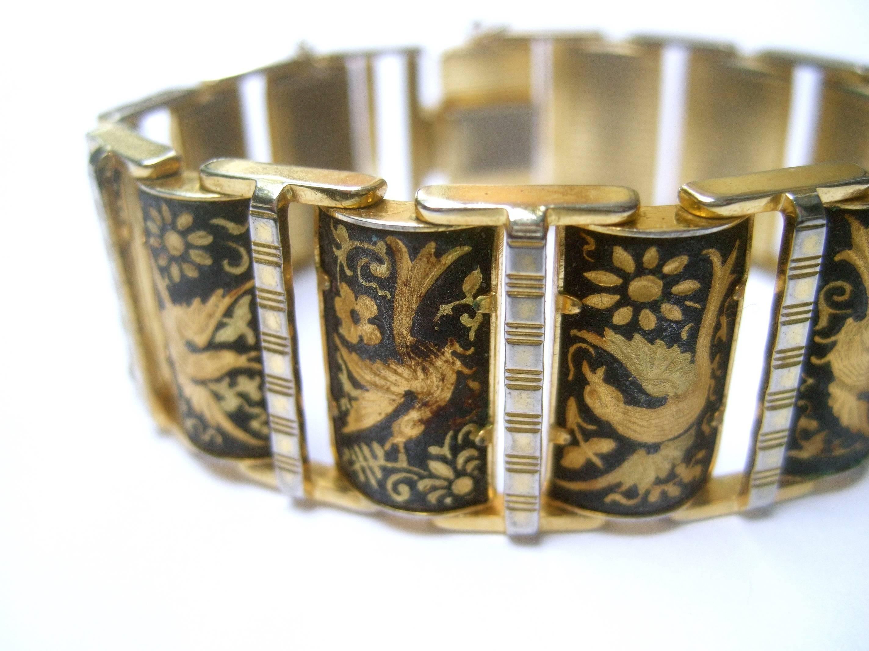 Exquis bracelet à maillons oiseaux en métal doré gravé, vers 1960 en vente 6