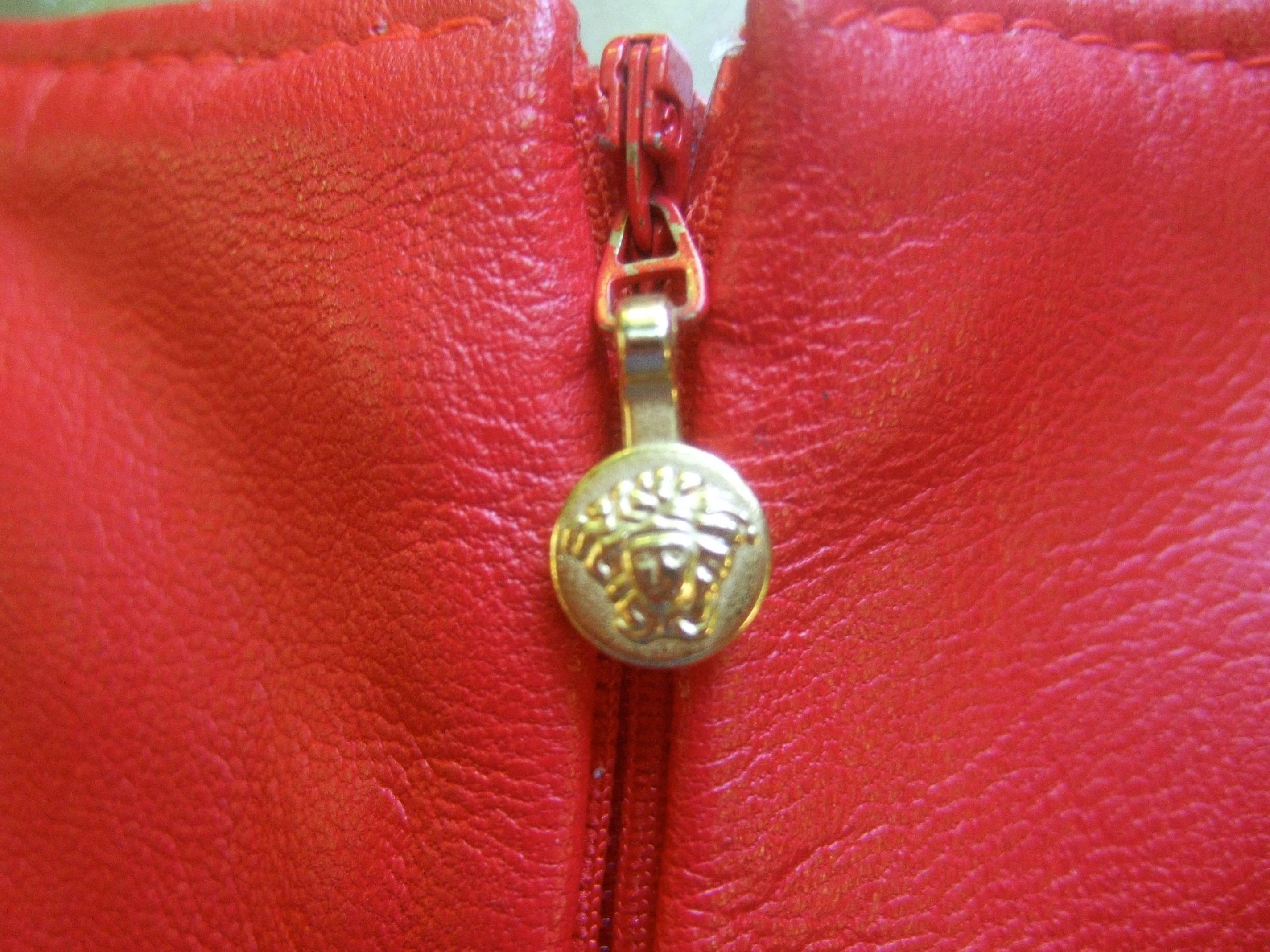 Versace Robe en cuir rouge cerise avec ceinture dorée. Pour femmes en vente