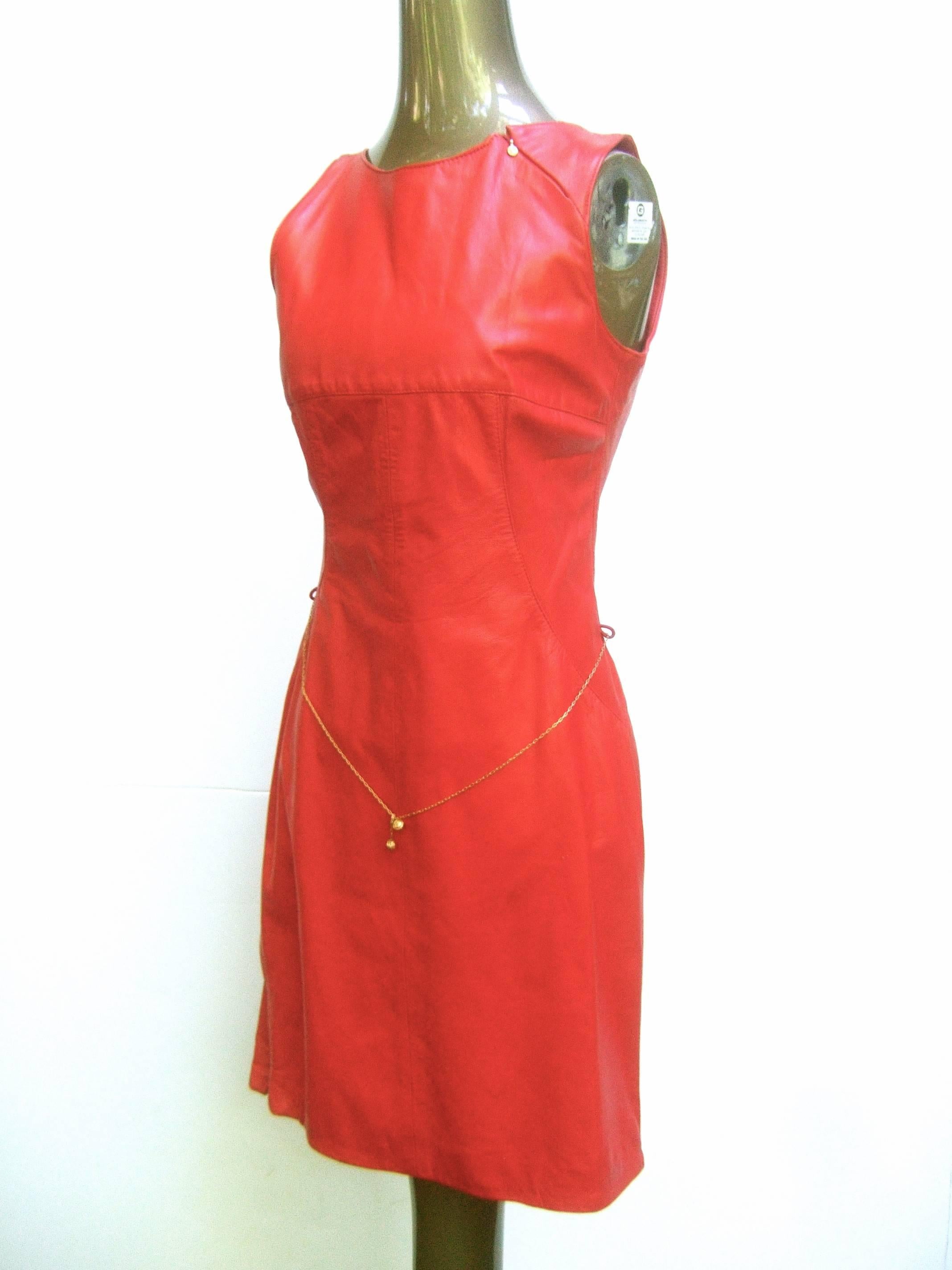 Versace Robe en cuir rouge cerise avec ceinture dorée. Bon état - En vente à University City, MO