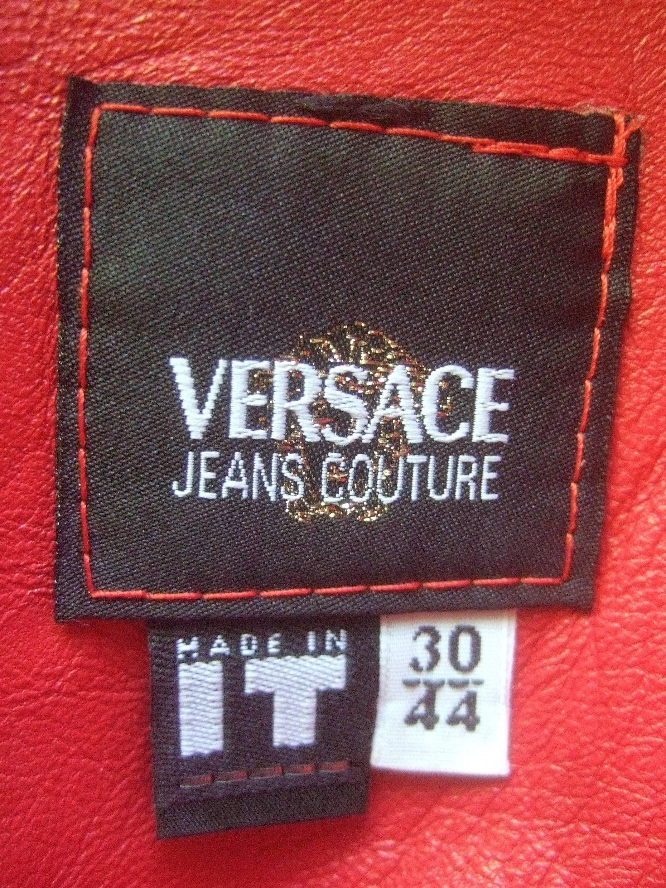 Versace Robe en cuir rouge cerise avec ceinture dorée. en vente 1