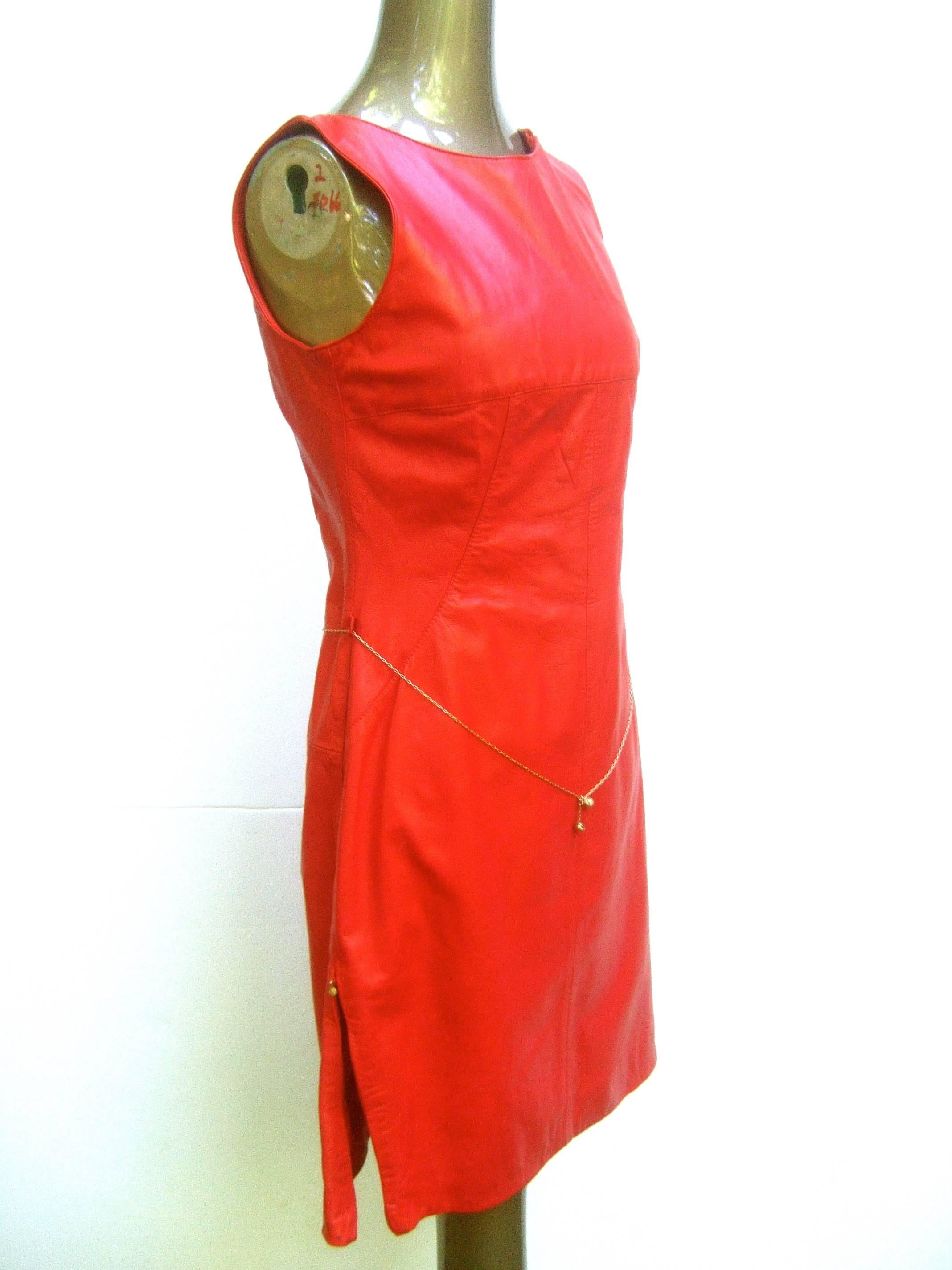 Rouge Versace Robe en cuir rouge cerise avec ceinture dorée. en vente