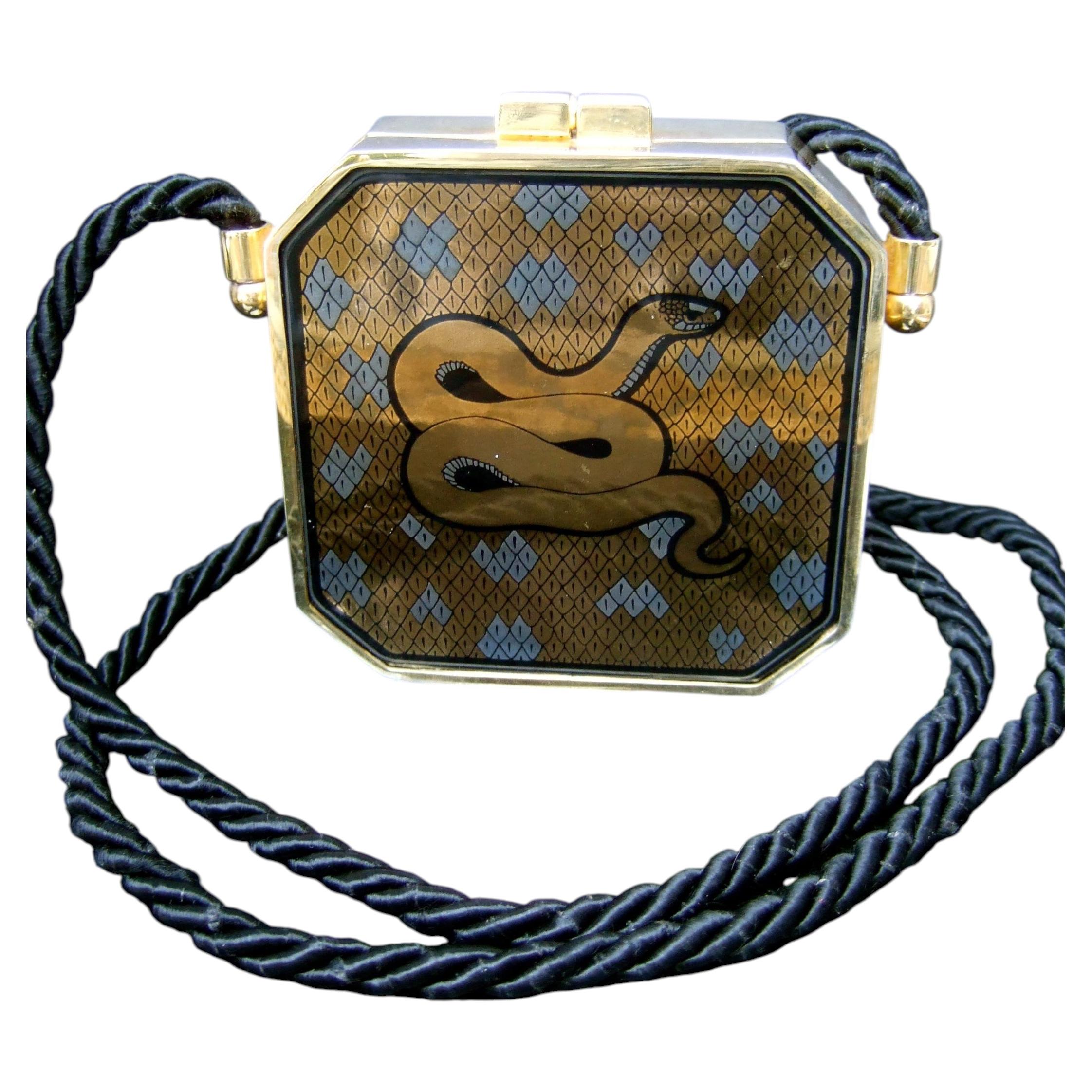 Pochette de soirée « Minaudière » d'avant-garde italienne, en métal doré, ornée d'un motif de serpent, vers les années 1970