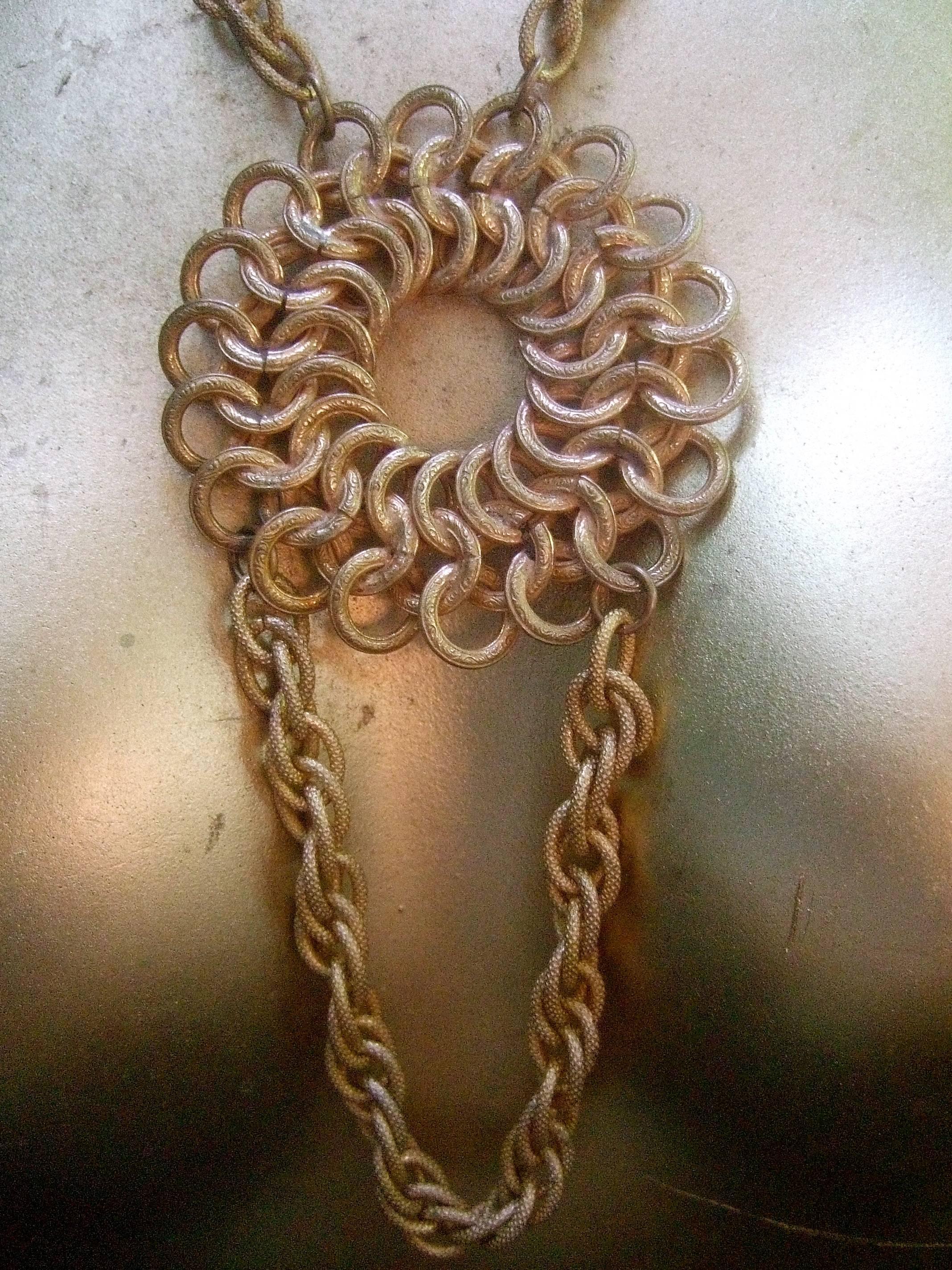 Miriam Haskell, collier pendentif russe en métal doré, c. 1970 en vente 4