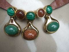 Cintura in pelle marrone Krung con cabochon pendenti semipreziosi di JUDITH LEIBER, anni '80 circa