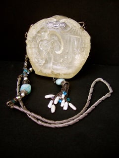 Bolso de noche versátil con motivos asiáticos, tallado en resina exótica y adornado con joyas, de los años 90 aproximadamente