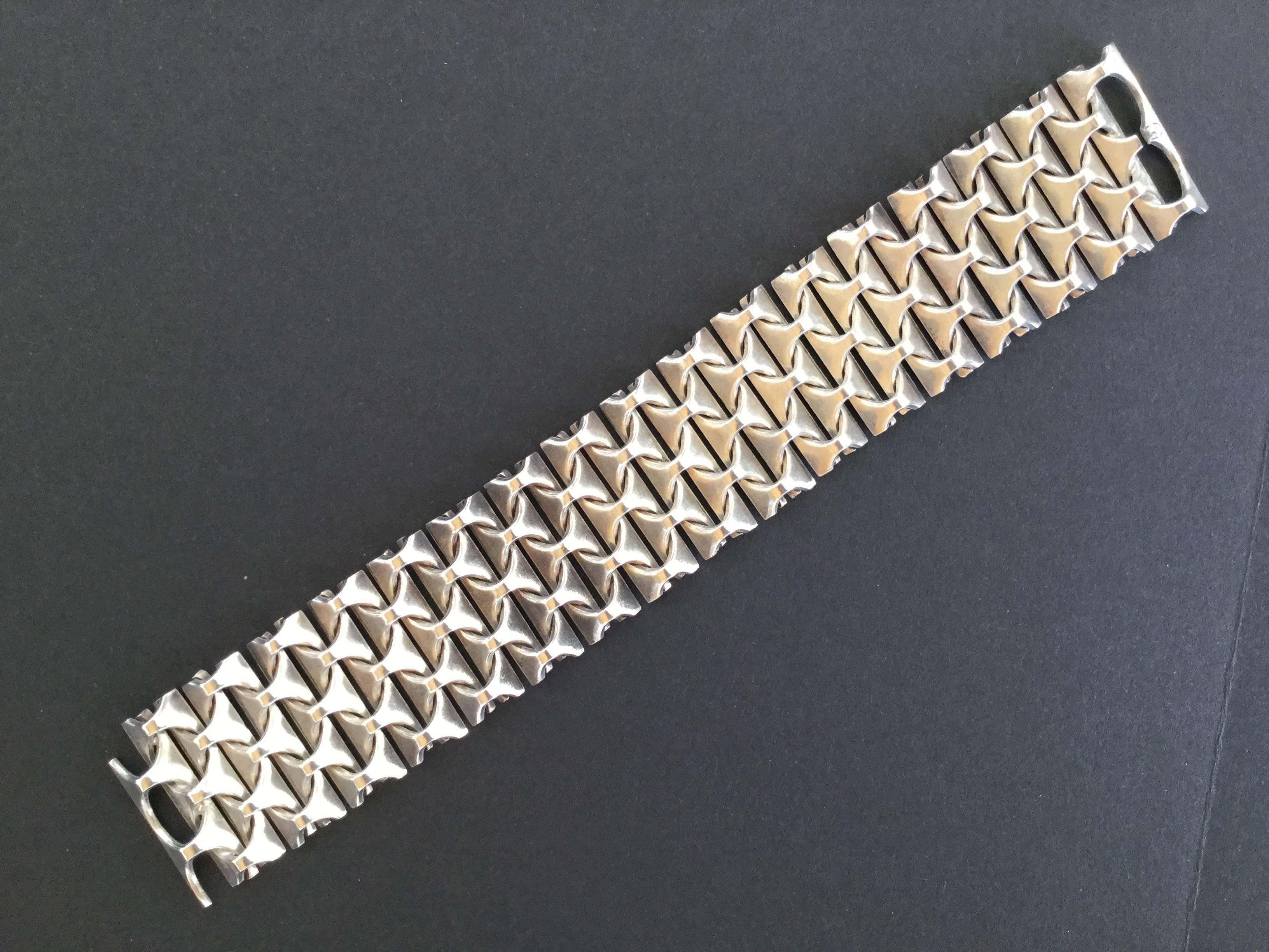 High impact 1970's silver bracelet by Swedish designer Rey Urban for Danish firm Age Fausing. An absolutely iconic example of vintage Scandinavian Modernism. This truly monumental piece takes the form of many polished interlocking links that are