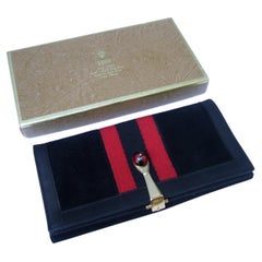Cartera de Gucci Italia, de ante negro, con cierre tipo gorra de jinete, en su caja original, de alrededor de 1973