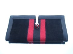 Cartera de Gucci Italia, de ante negro, con cierre tipo gorra de jinete, en su caja original, de alrededor de 1973