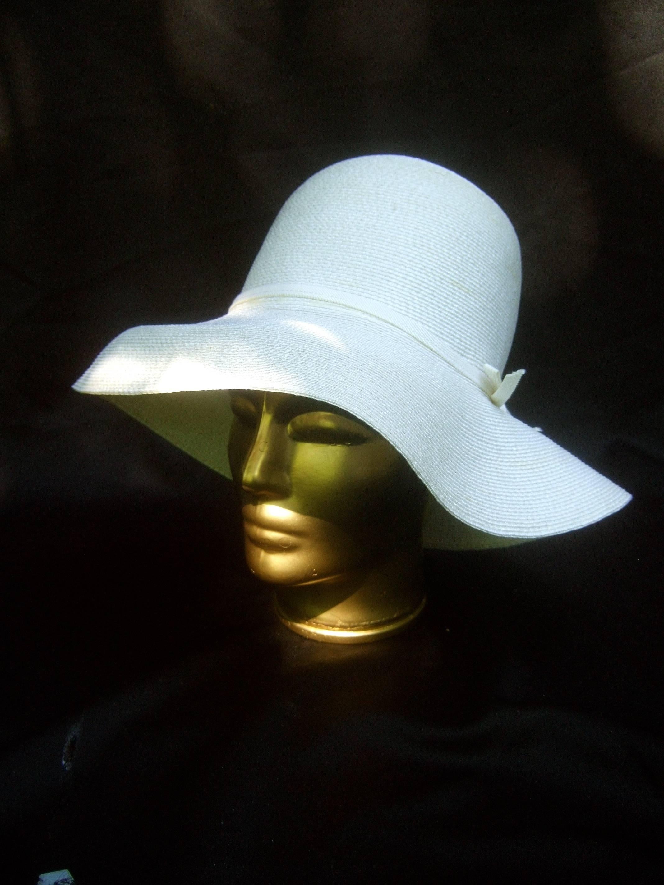 Saks Fifth Avenue Crisp White Raffia Summer Hat c 1970 In Good Condition For Sale In University City, MO
