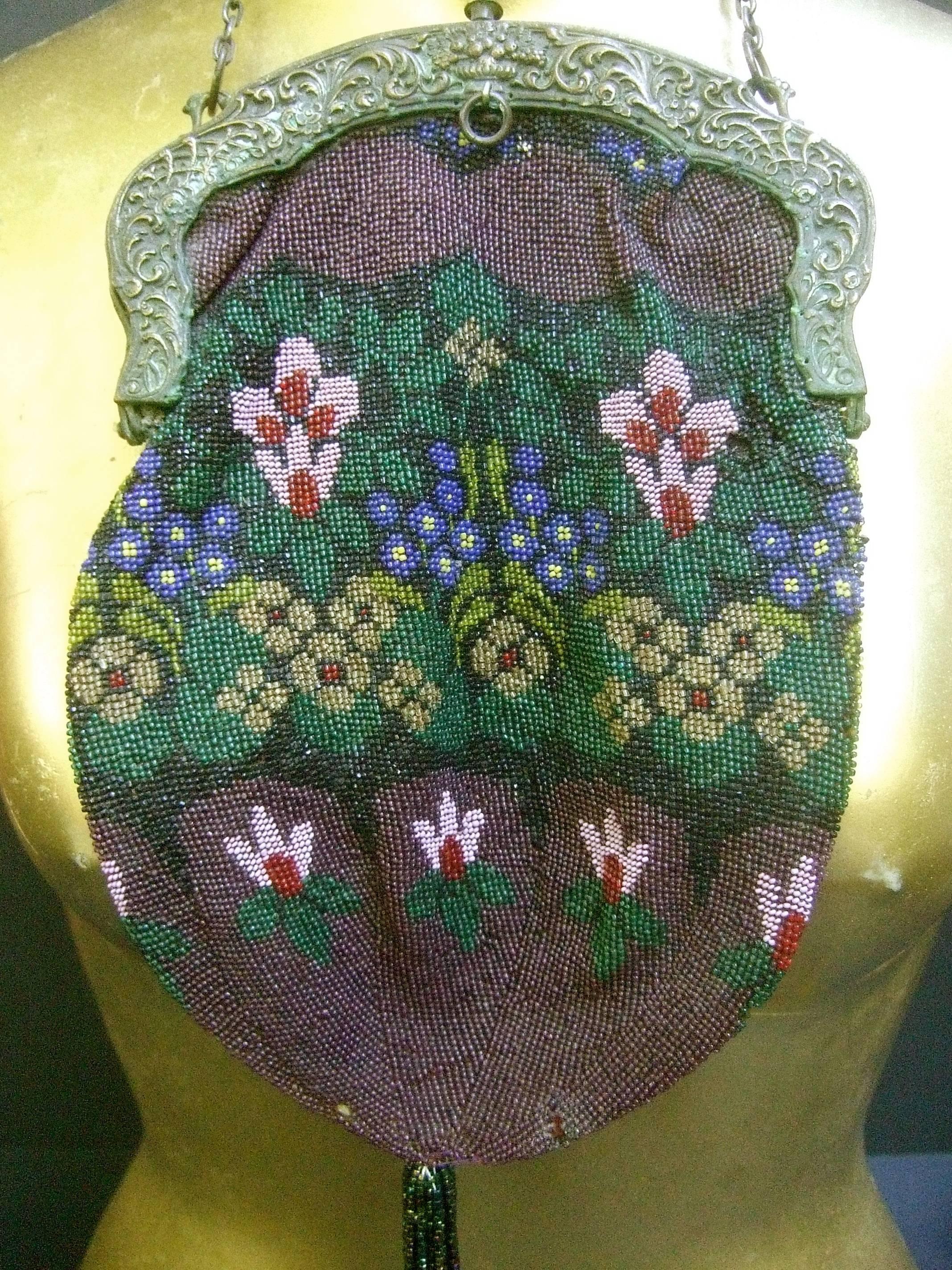 Sac de soirée exquis en verre, perlé à la main, avec des fleurs, datant des années 1920
L'opulent sac à main du soir en perles de verre est orné de perles de verre
avec des rangées de minuscules microperles de verre dans un motif de jardin