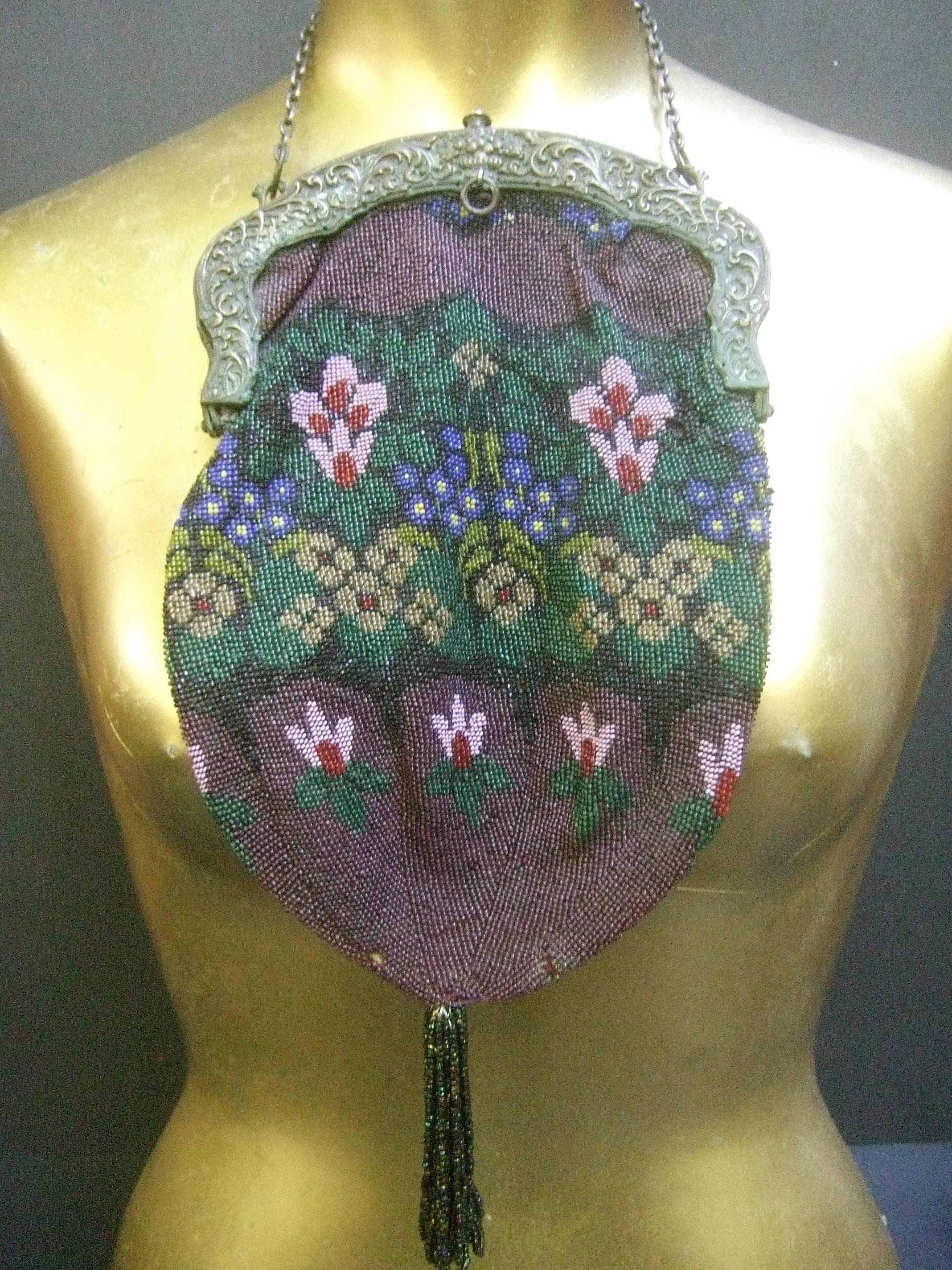 Noir Magnifique sac de soirée en verre perlé à la main à fleurs, vers les années 1920 en vente