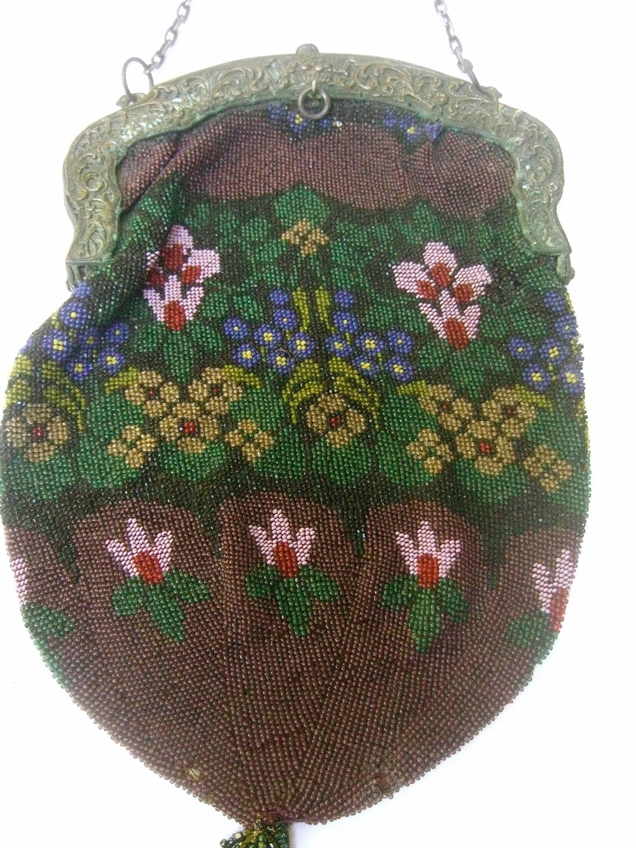 Magnifique sac de soirée en verre perlé à la main à fleurs, vers les années 1920 en vente 1
