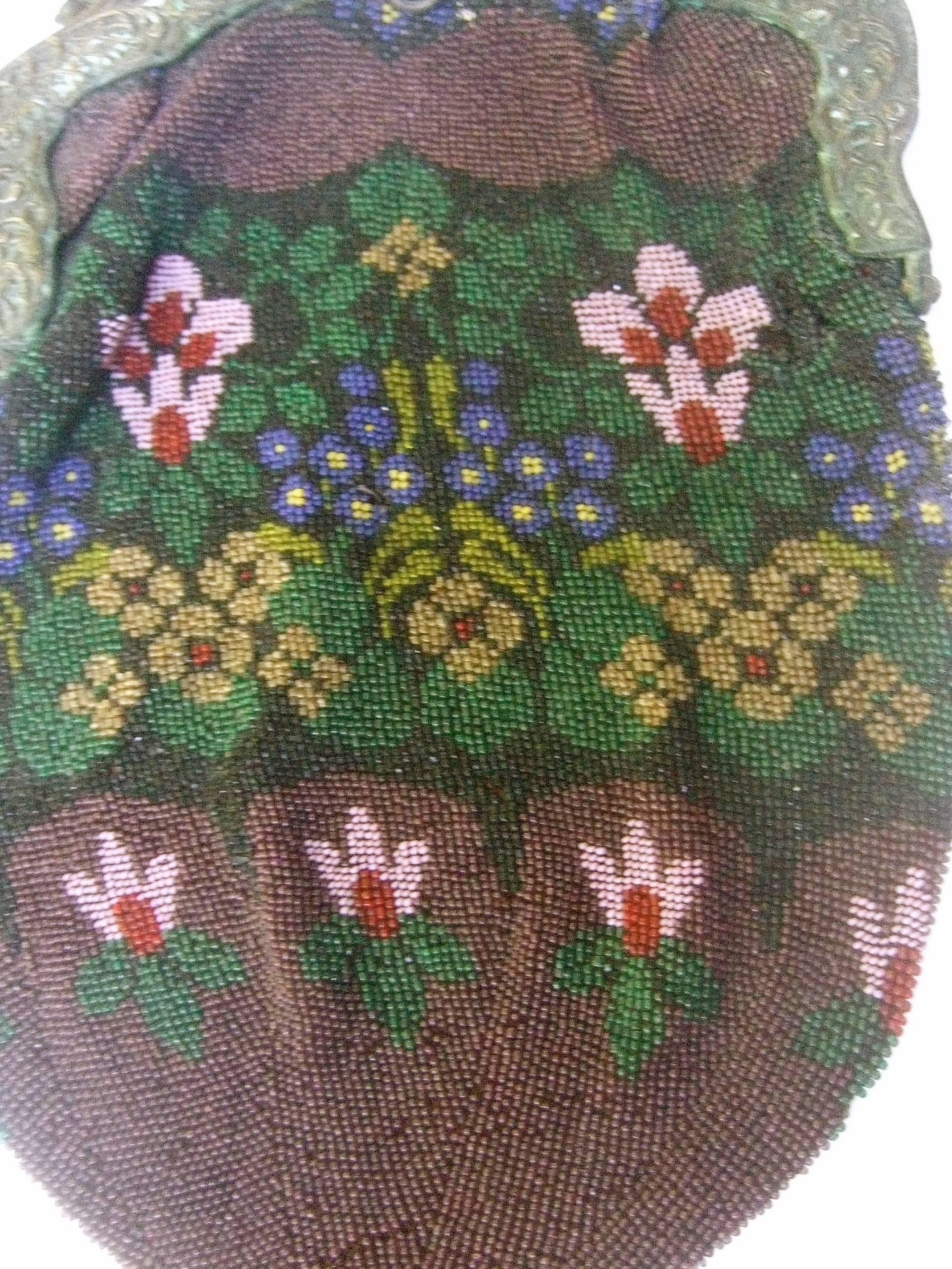 Magnifique sac de soirée en verre perlé à la main à fleurs, vers les années 1920 en vente 3