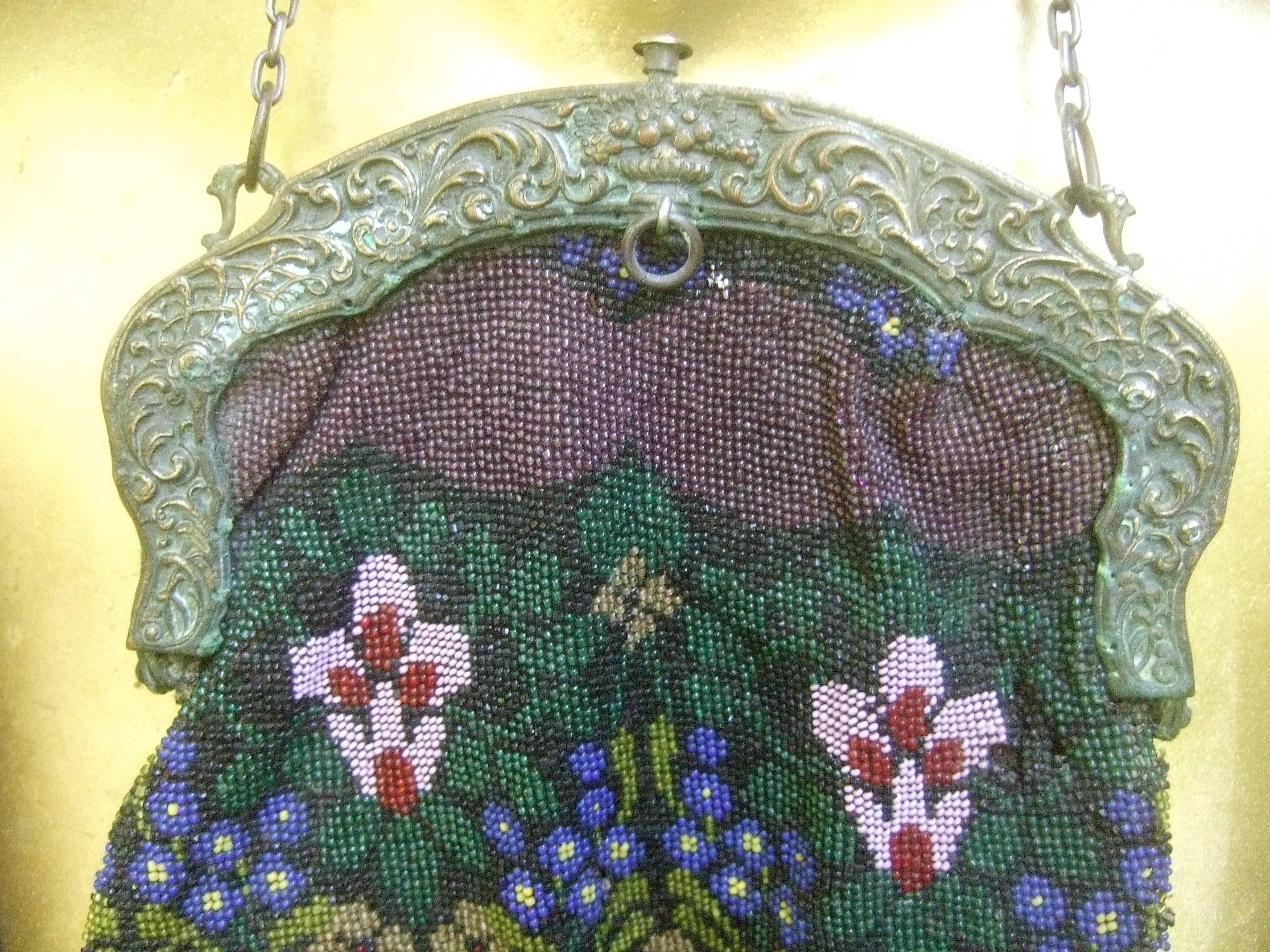 Magnifique sac de soirée en verre perlé à la main à fleurs, vers les années 1920 Pour femmes en vente