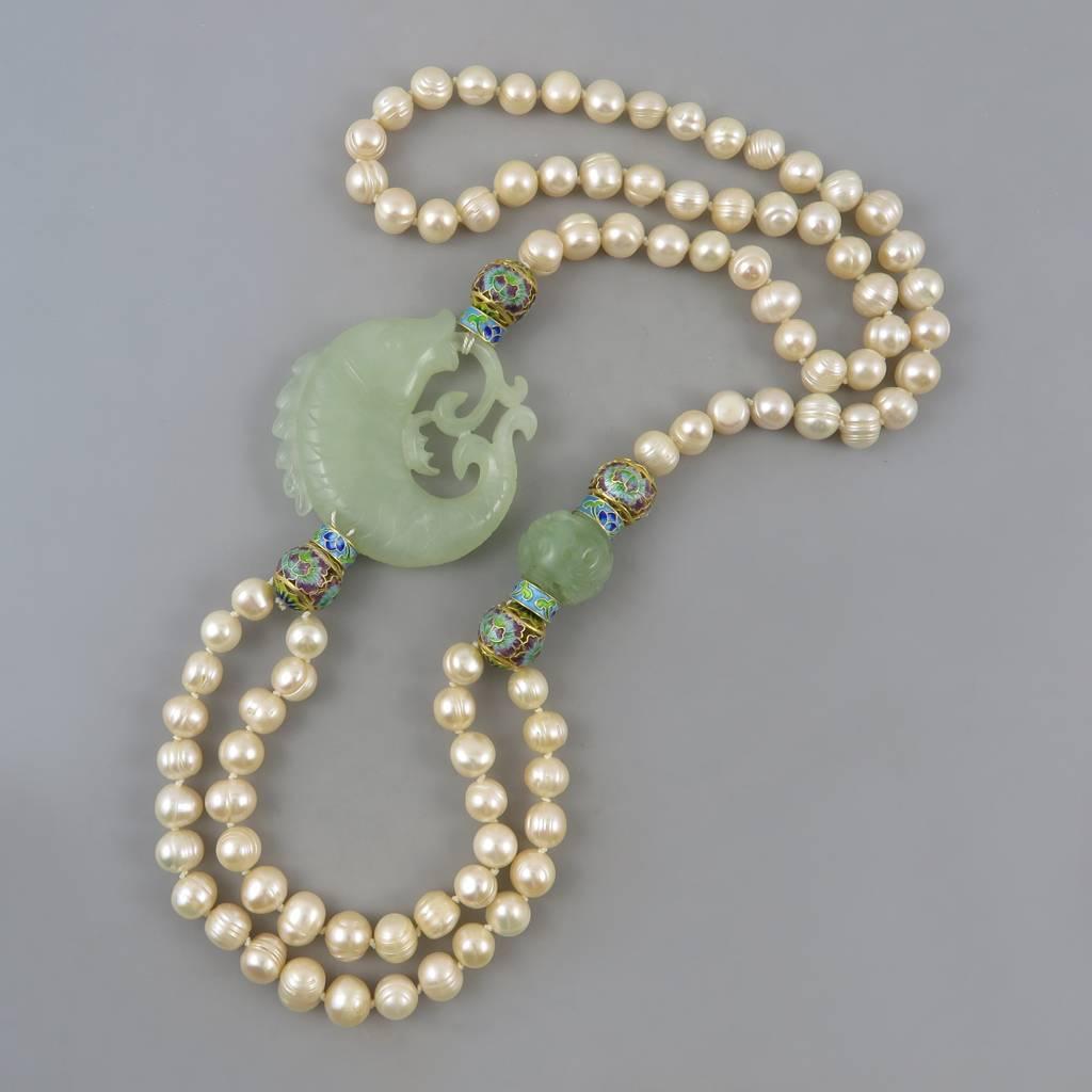 Romantico Splendida collana di pesce Koi in serpentino intagliato con smalto e perle d'acqua dolce. in vendita