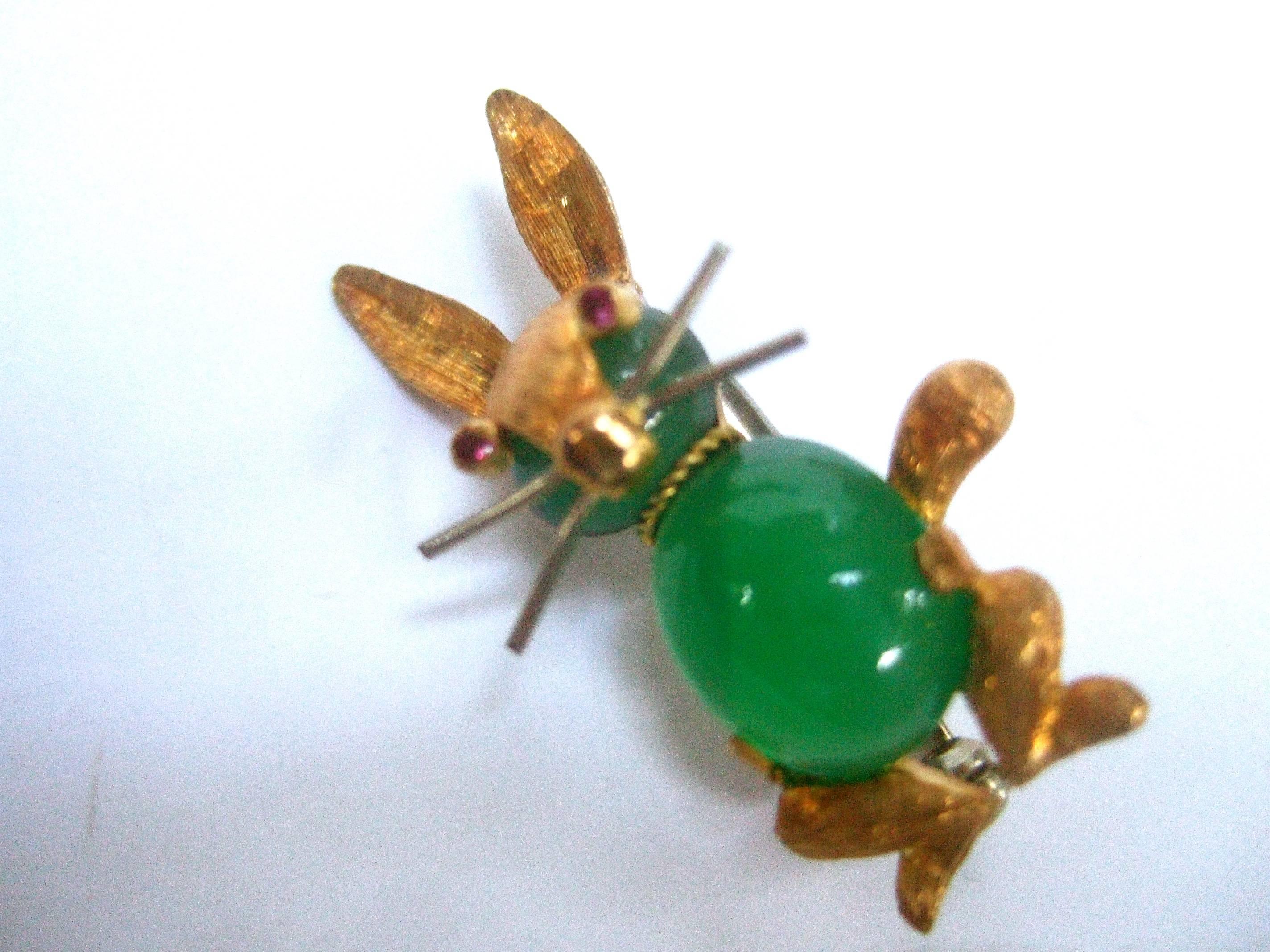 Charming 18k Gold Semi Precious Diminutive Italian Rabbit Scatter Pin c 1960 In Excellent Condition In University City, MO