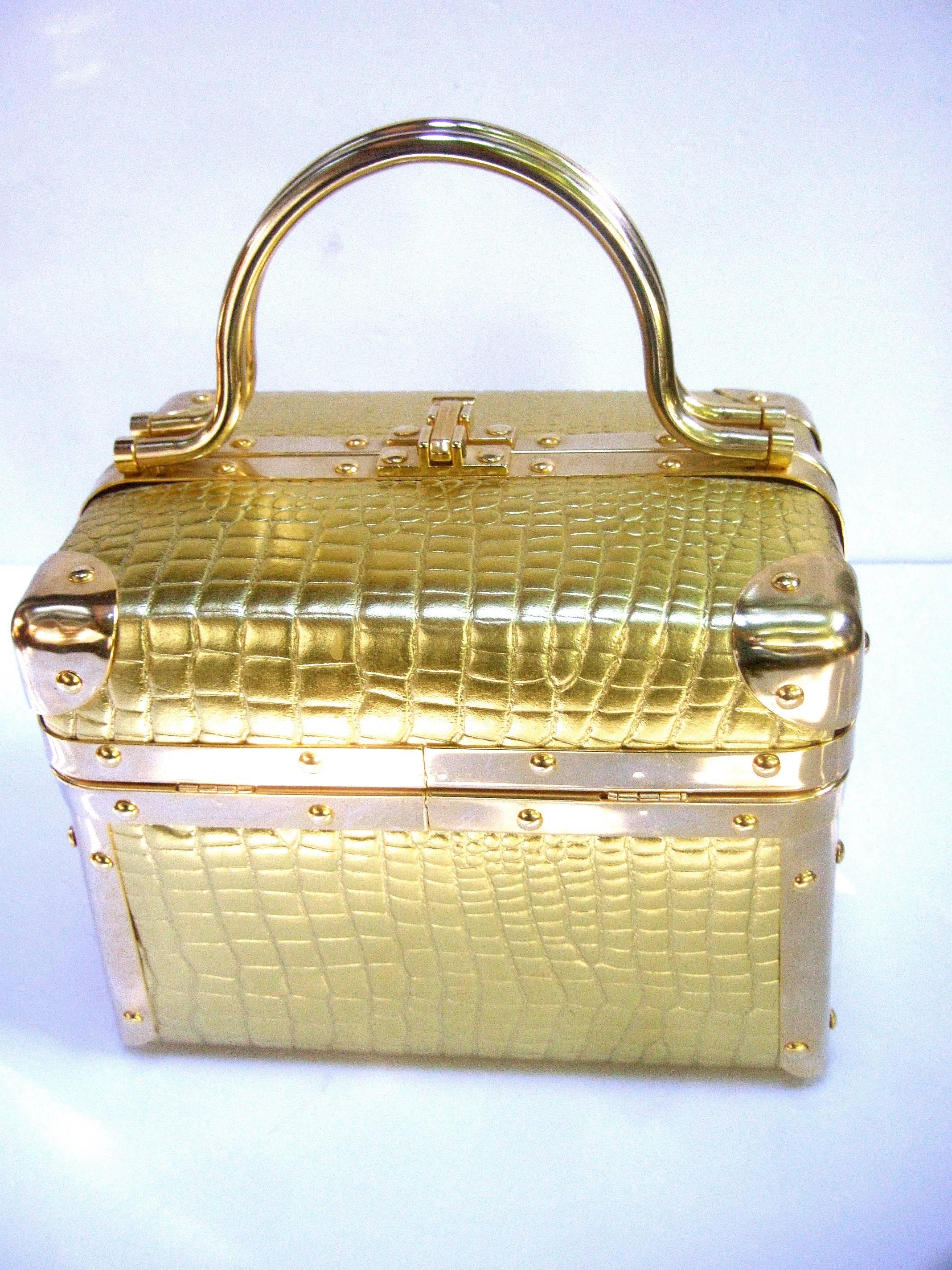 Borsa Bella Italien Gold Metallic geprägte Box Geldbörse ca. 1980er im Zustand „Gut“ im Angebot in University City, MO