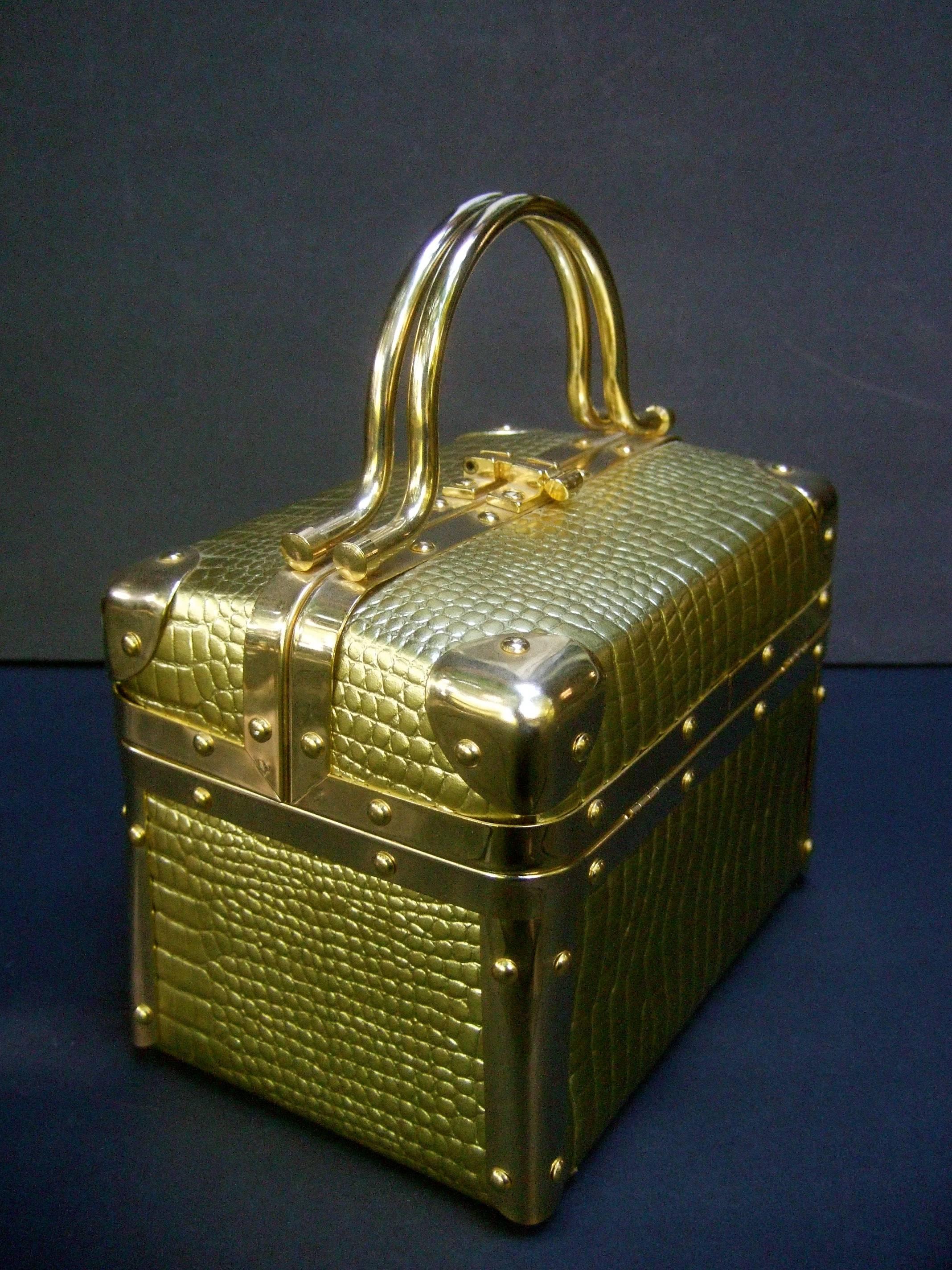 Borsa Bella Italien Gold Metallic geprägte Box Geldbörse ca. 1980er Damen im Angebot
