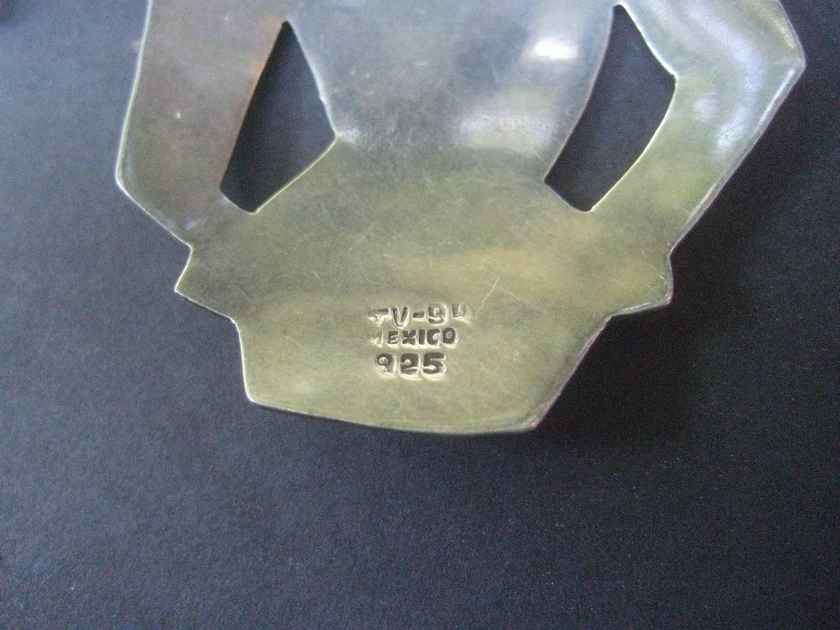 Paire unique de broches figuratives en argent sterling représentant des femmes, c. 1980 en vente 2