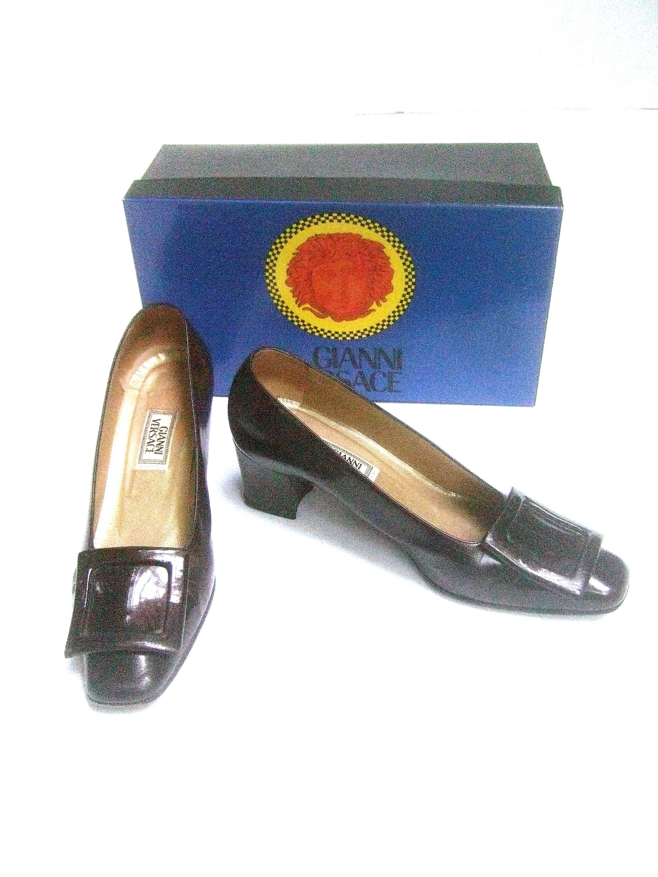 Versace Chocolate Brown Leather Pumps in Versace Box Size 39 c 1990 In Fair Condition For Sale In University City, MO