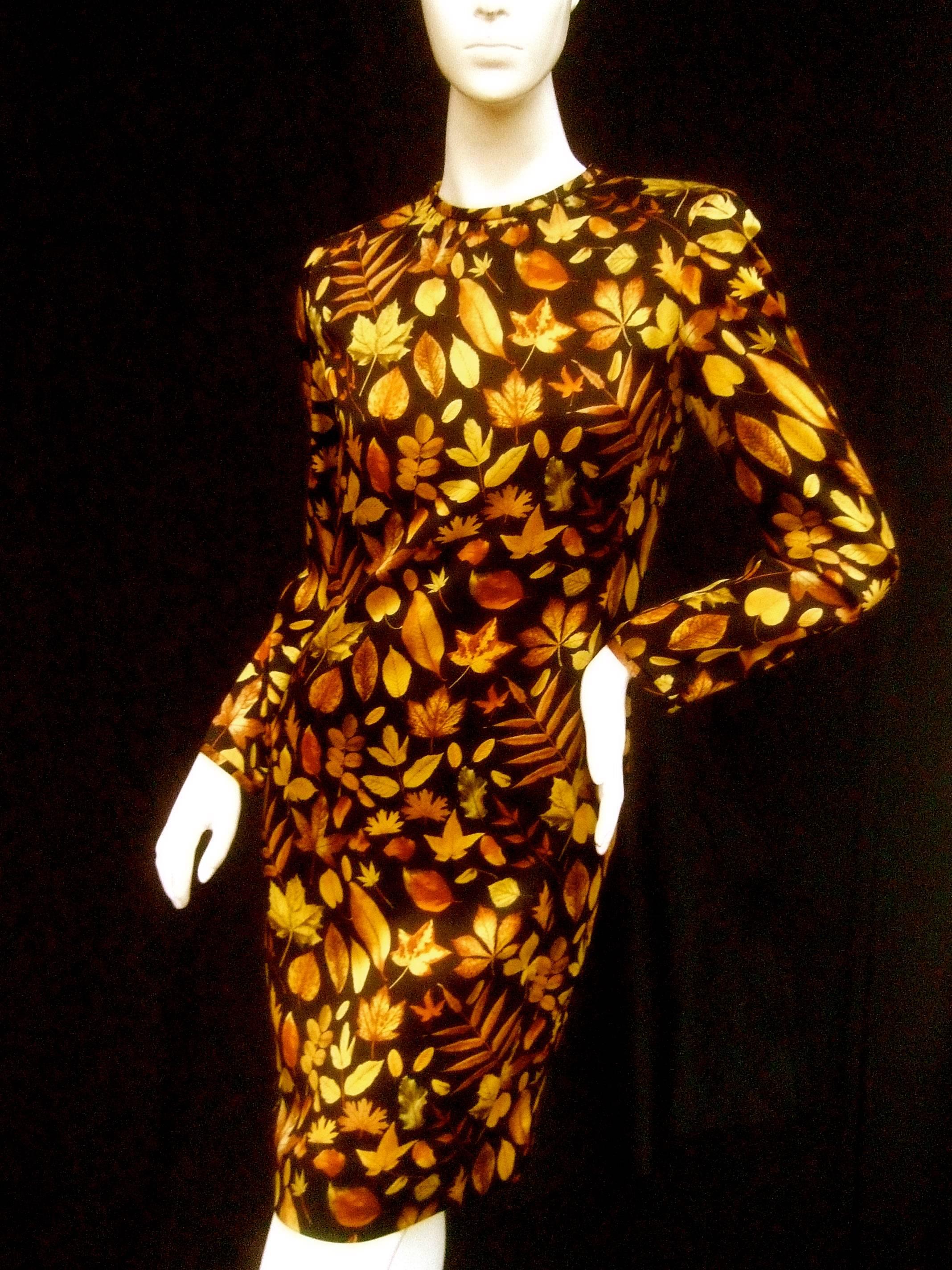 Neiman Marcus Silk autumn leaf print tunic dress c 1990
The luxurious silk dress is illustrated with a collection
of golden brown autumn leaves of various types

The collection of leaves are illuminated against 
a solid black silk background

Makes