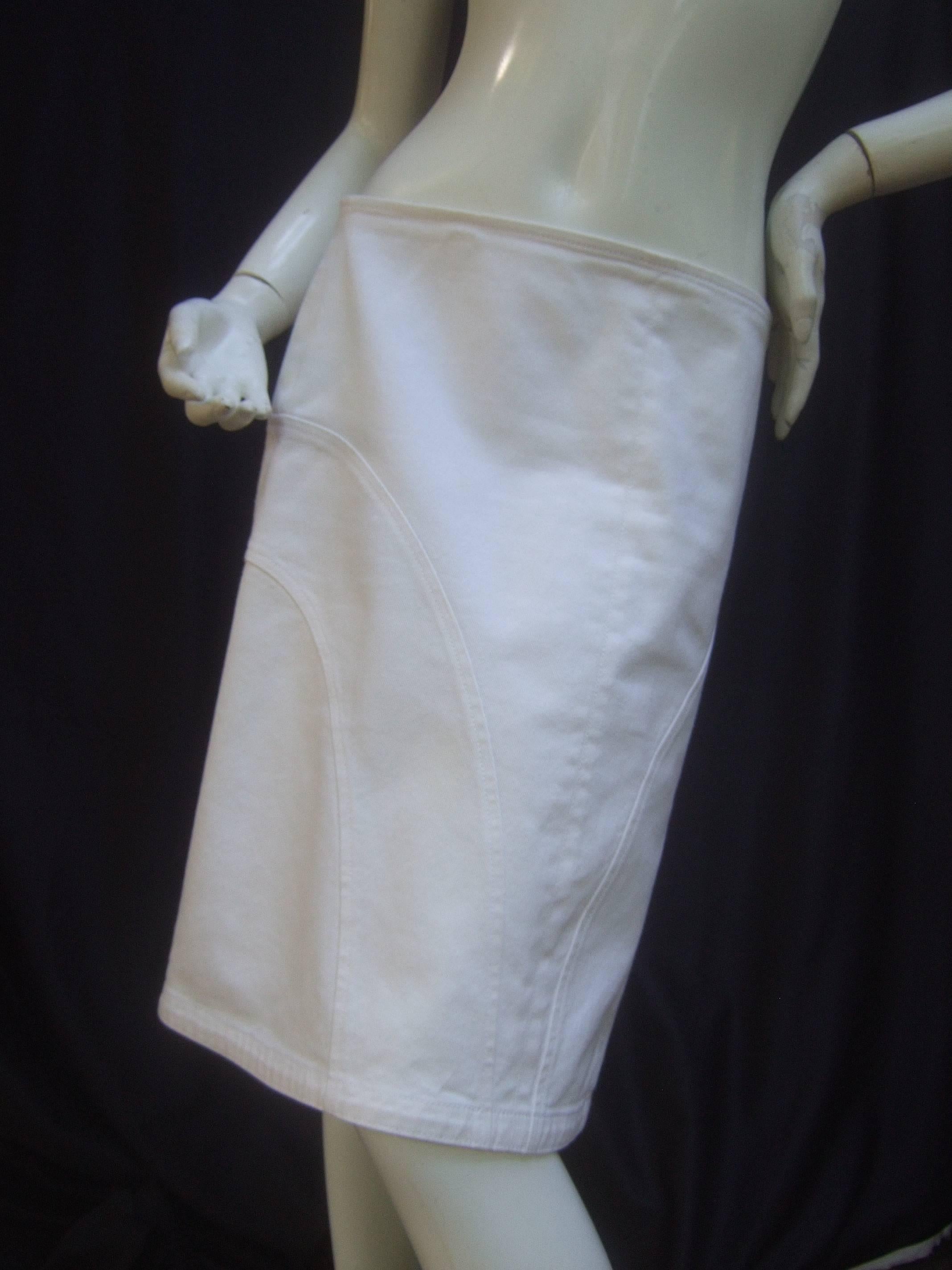 Chanel Italian crisp white cotton skirt French Size 42
The classic white cotton shirt is adorned with Chanel's 
interlocked C.C. tiny initials at the waist line 


Makes a chic timeless garment 
Designed by Chanel Made in Italy 

