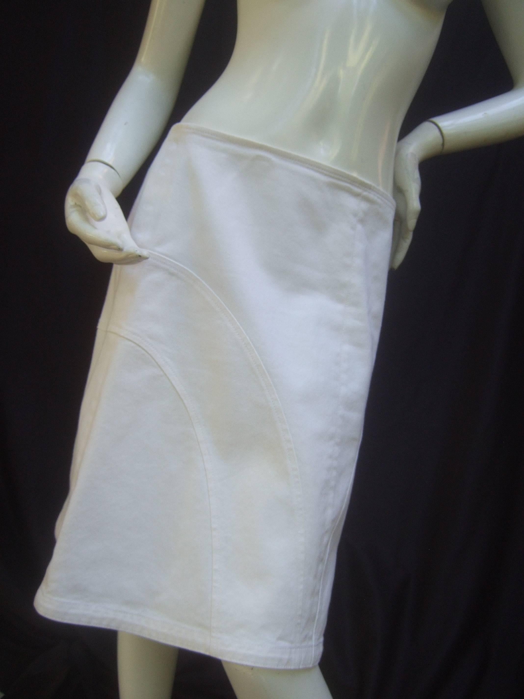 Chanel Italian Crisp White Cotton Skirt Size 42  In Good Condition In University City, MO