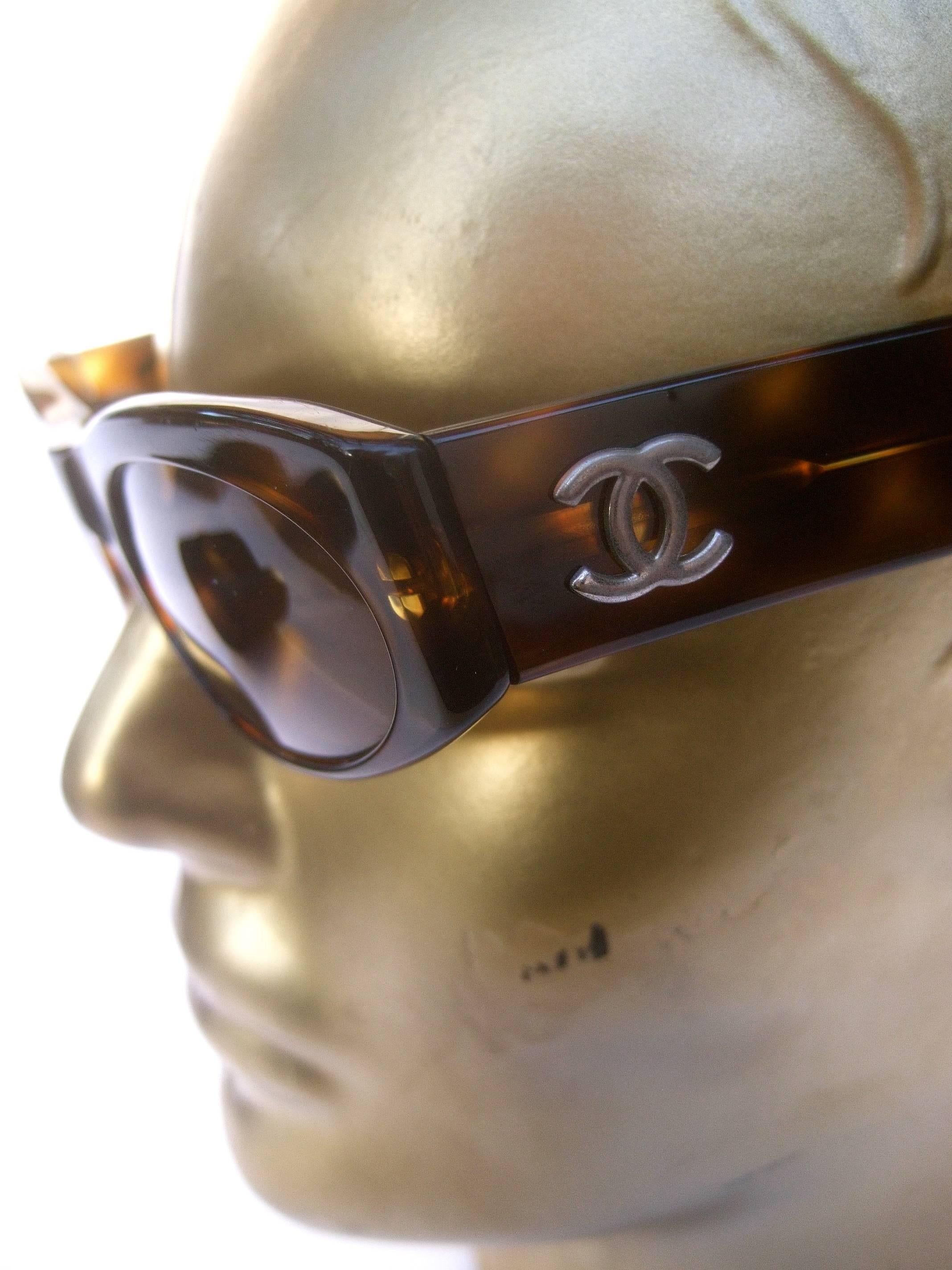 Chanel Italian Tortoise Shell Lucite Sunglasses in Chanel Case In Good Condition In University City, MO