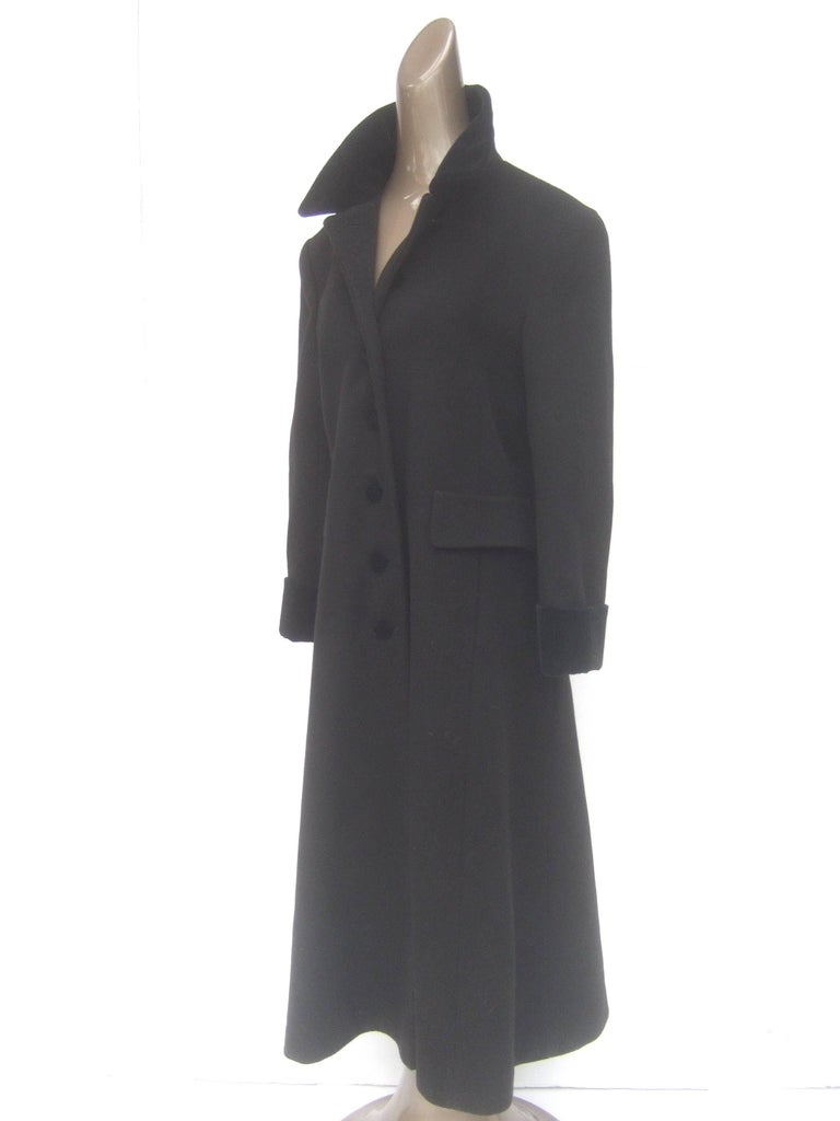 Halston H - Manteau noir en laine bordé de velours, circa 1990 - En vente  sur 1stDibs