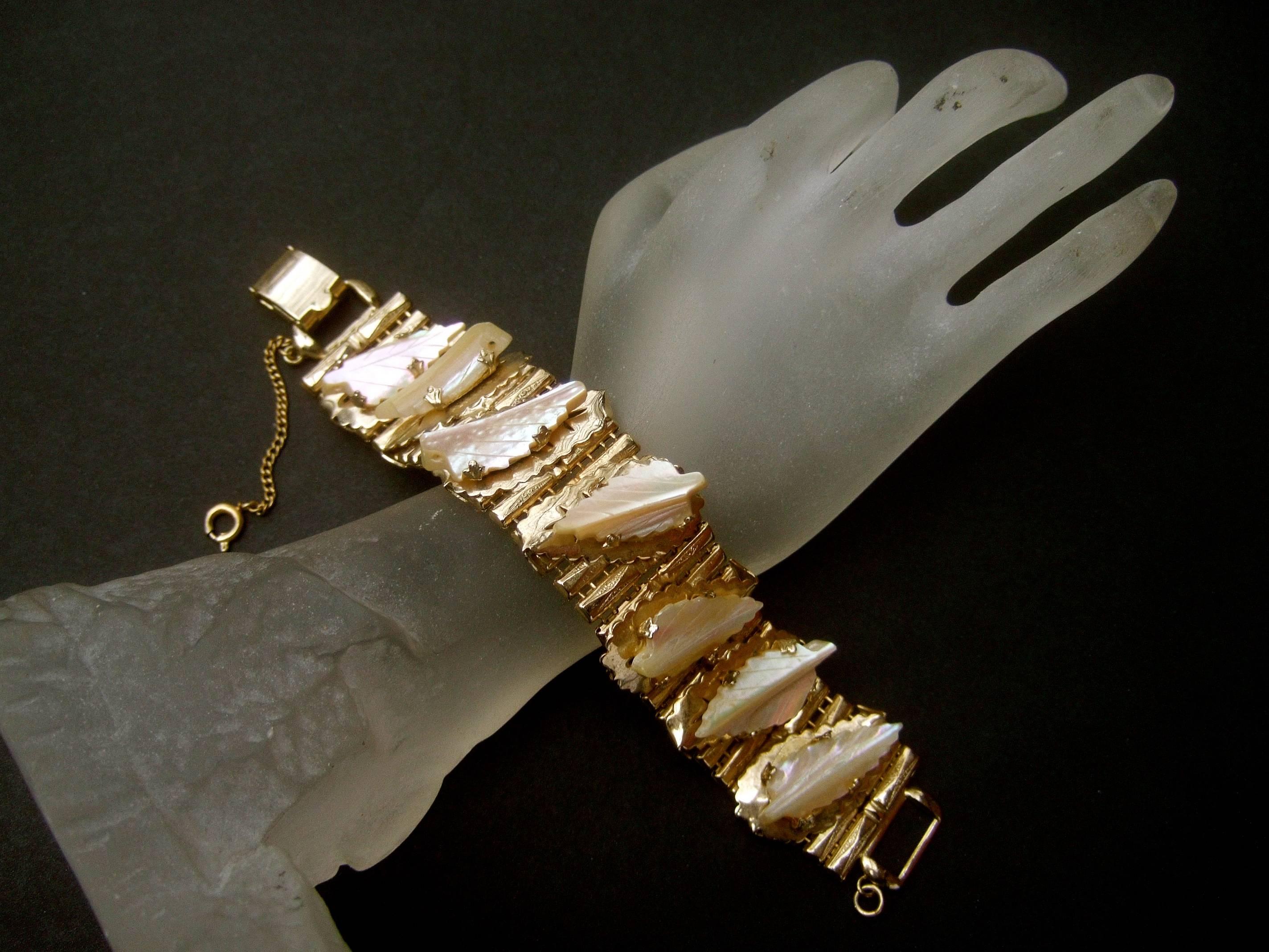 Kafin New York geschnitztes Perlmutt-Gliederarmband aus vergoldetem Metall, ca. 1960er Jahre Damen im Angebot
