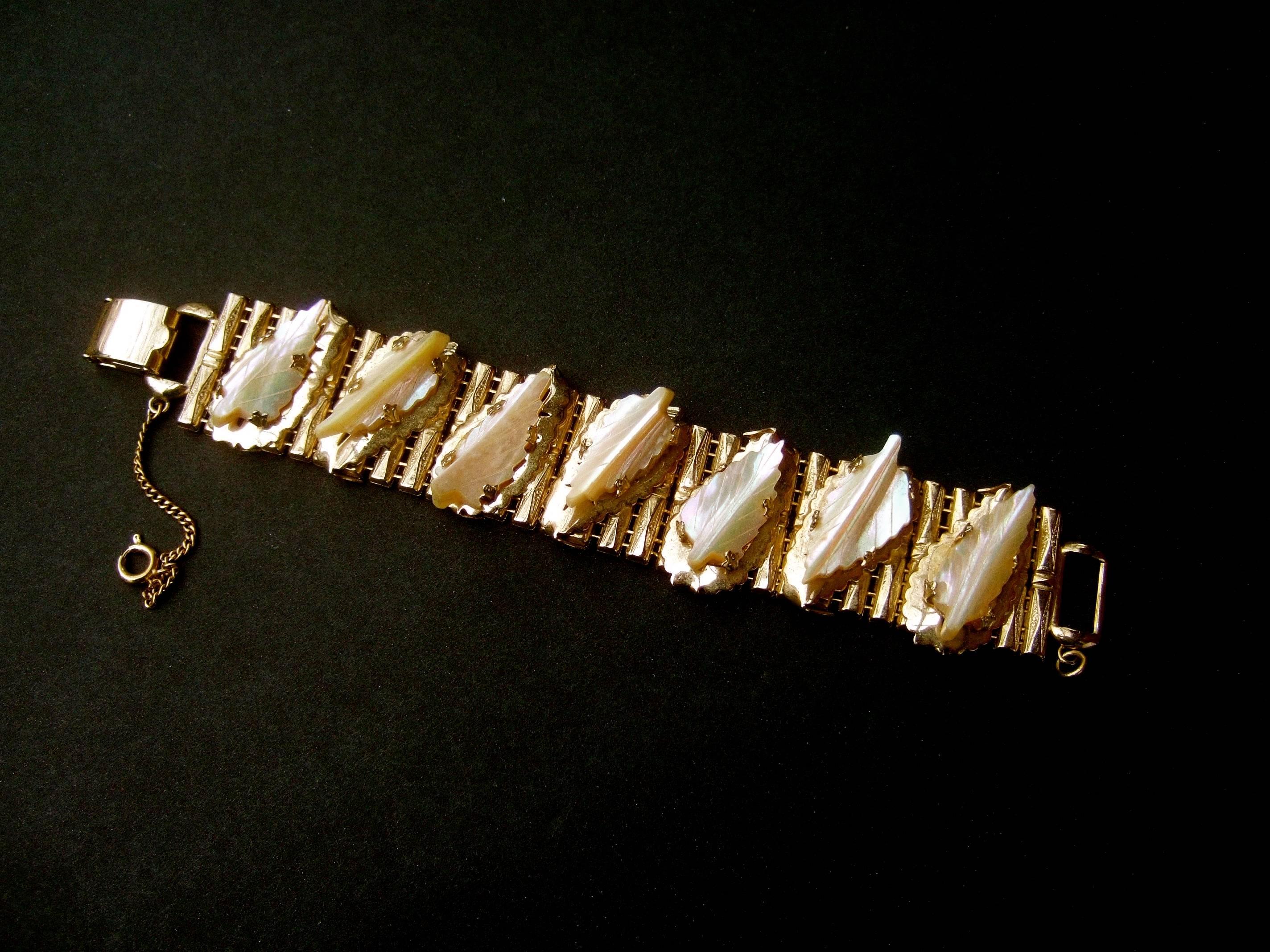 Kafin New York geschnitztes Perlmutt-Gliederarmband aus vergoldetem Metall, ca. 1960er Jahre (Modernistisch) im Angebot