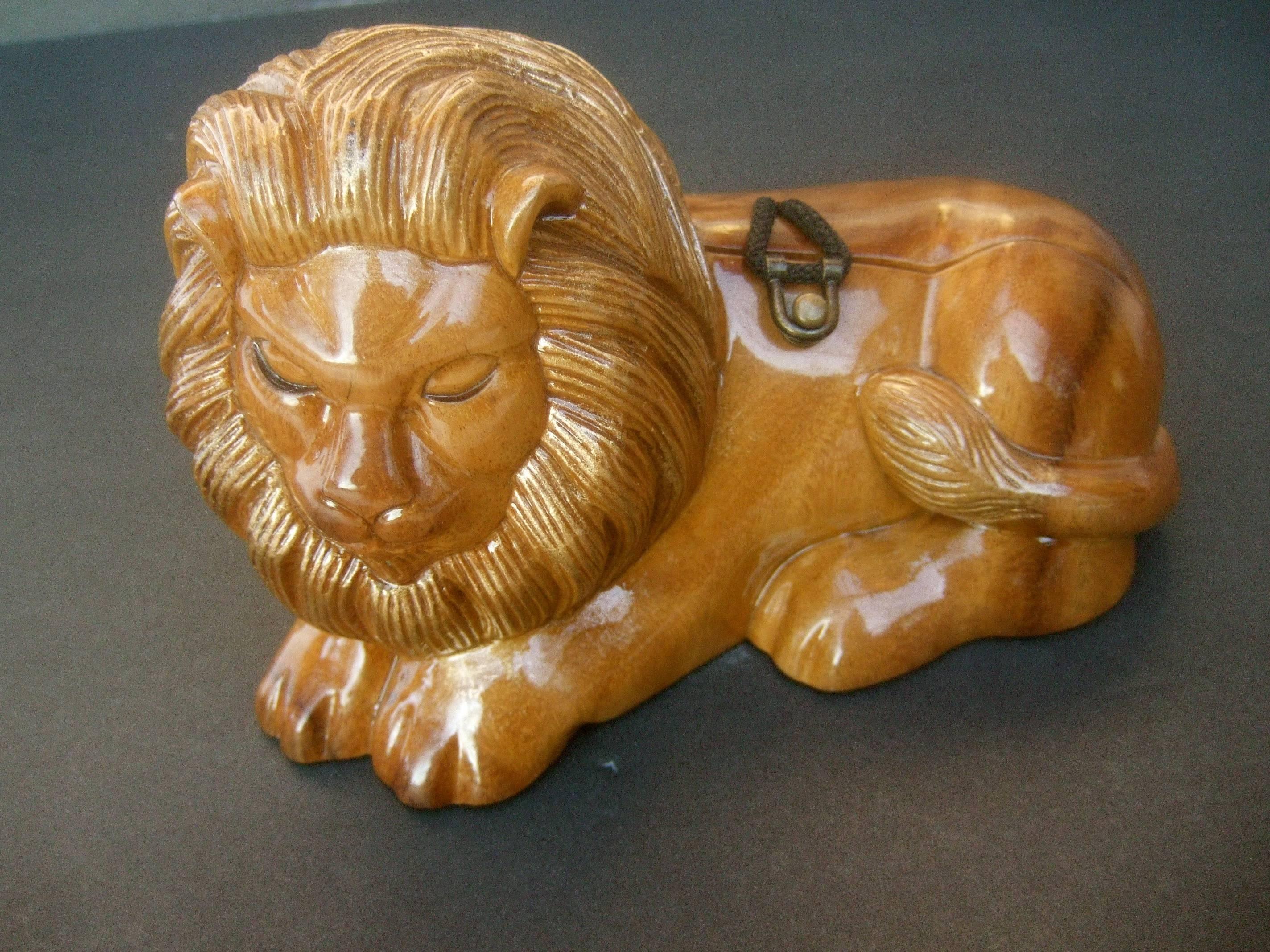 Timmy Woods Beverly Hills wood lion handbag 
The hand carved wood artisan handbag is designed 
in the shape of a majestic lion 

The carved features and sinuous mane are juxtaposed 
with smooth polished wood for the body. The versatile 
design may