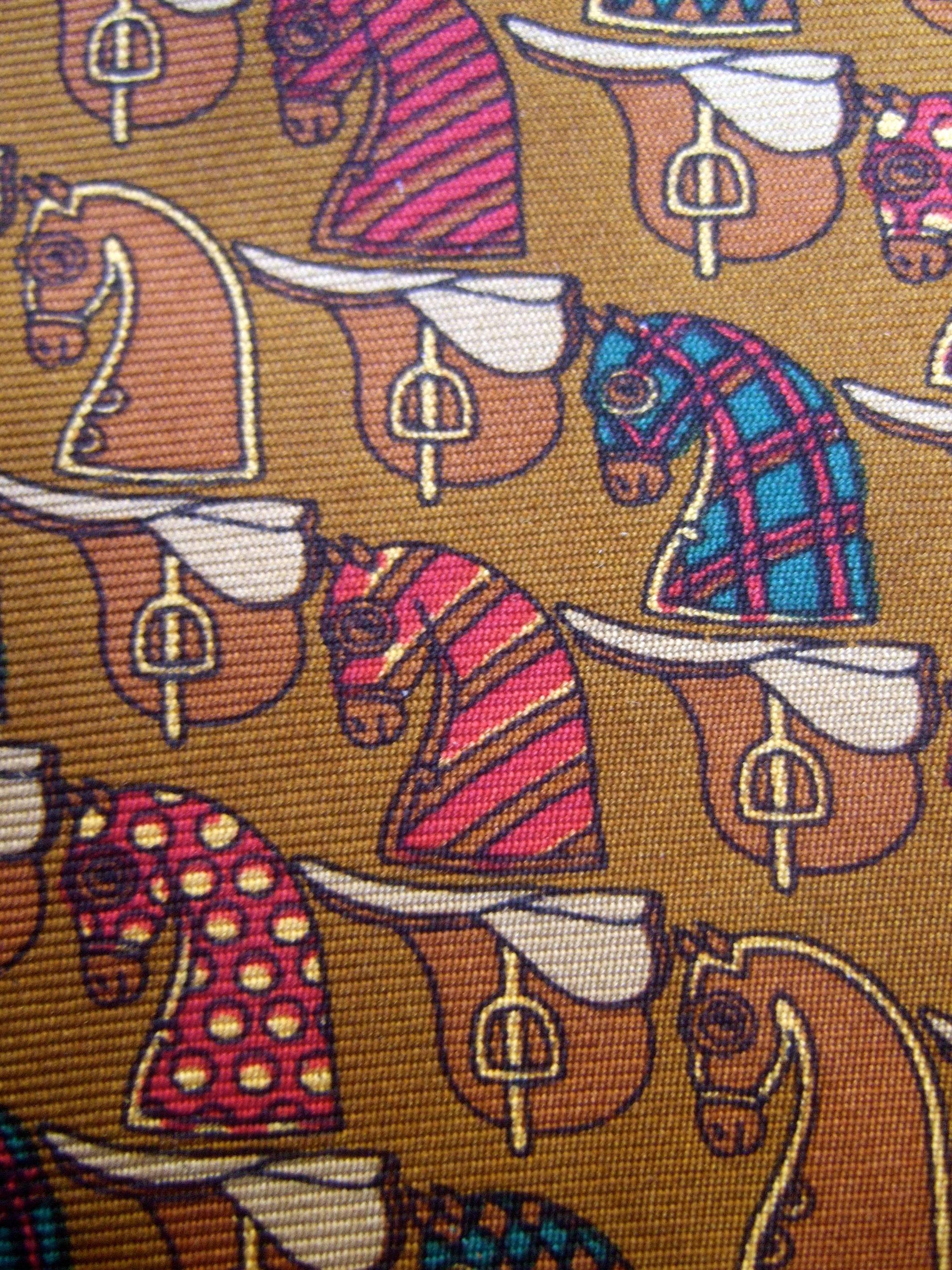 Burberry's Copper Seide Pferd Thema Seidenkrawatte c 1990s
Die stilvolle Seidenkrawatte ist mit einer Reihe von Pferdemotiven illustriert
figuren in verschiedenen Ausführungen

Unter den Pferdefiguren befinden sich Sättel, die gegen
einem