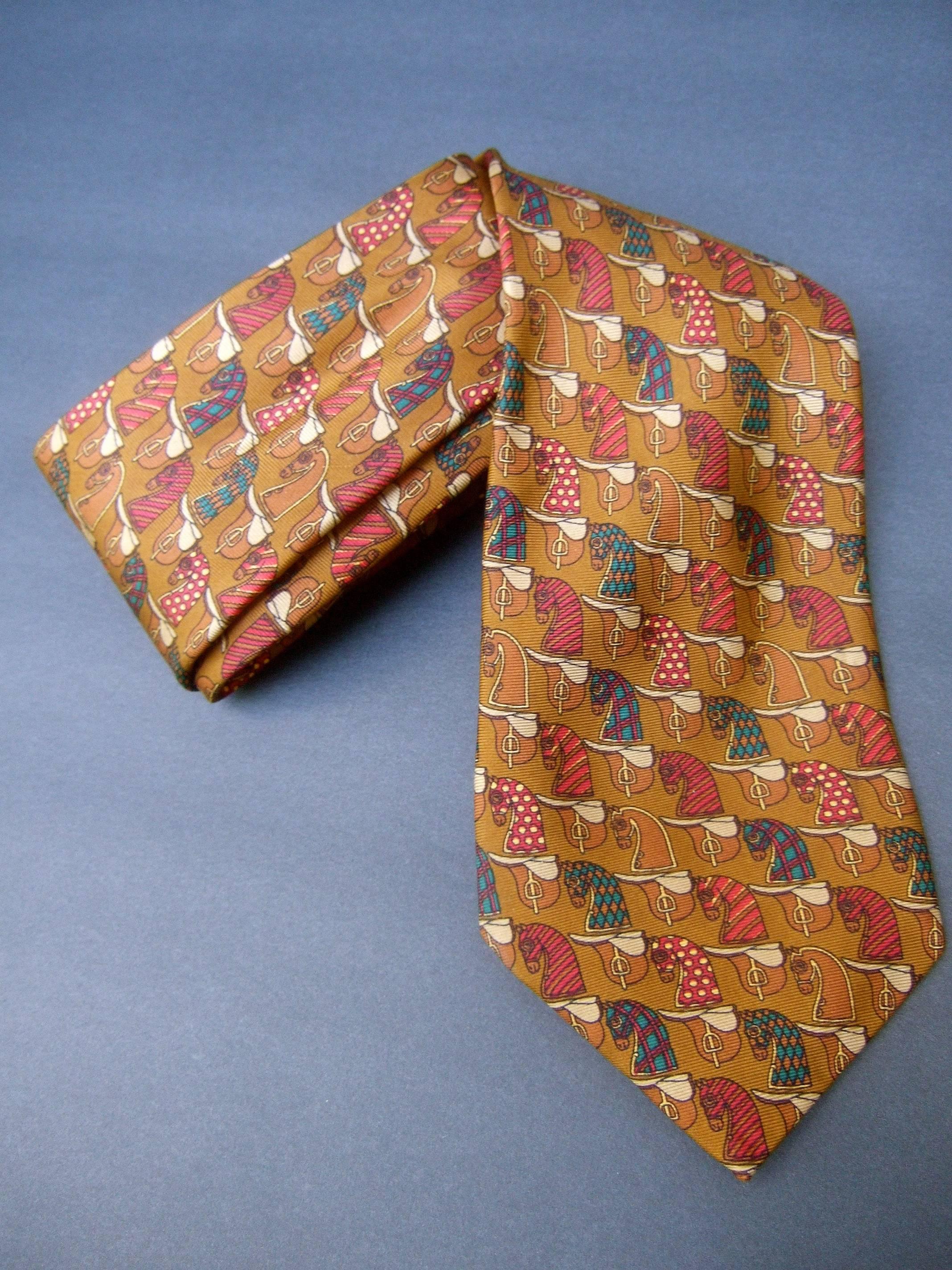 Marron Burberry's - Cravate en soie cuivrée sur le thème de l'équitation, circa 1990 en vente