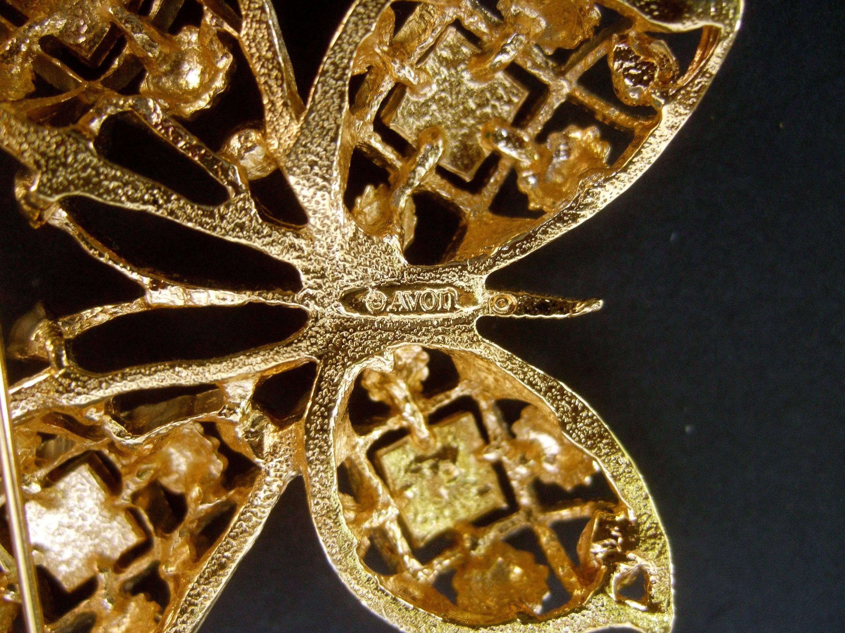 Paire de broches papillon en métal doré et émaillé ornées de bijoux, c. 1980 en vente 6