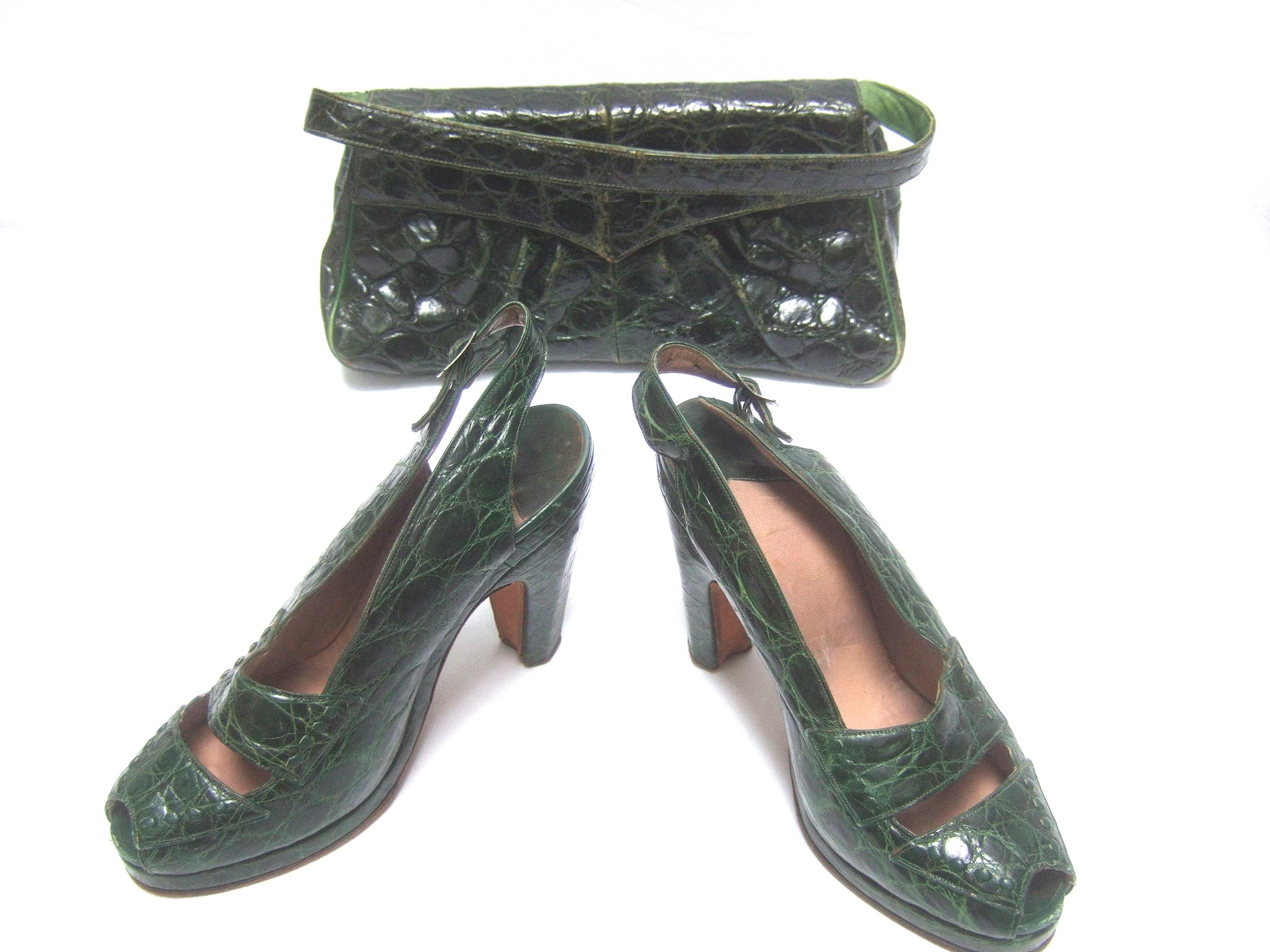 Saks Fifth Avenue 1940s Green Alligator Handbag & Peep Toe Pumps Ensemble In Good Condition In University City, MO