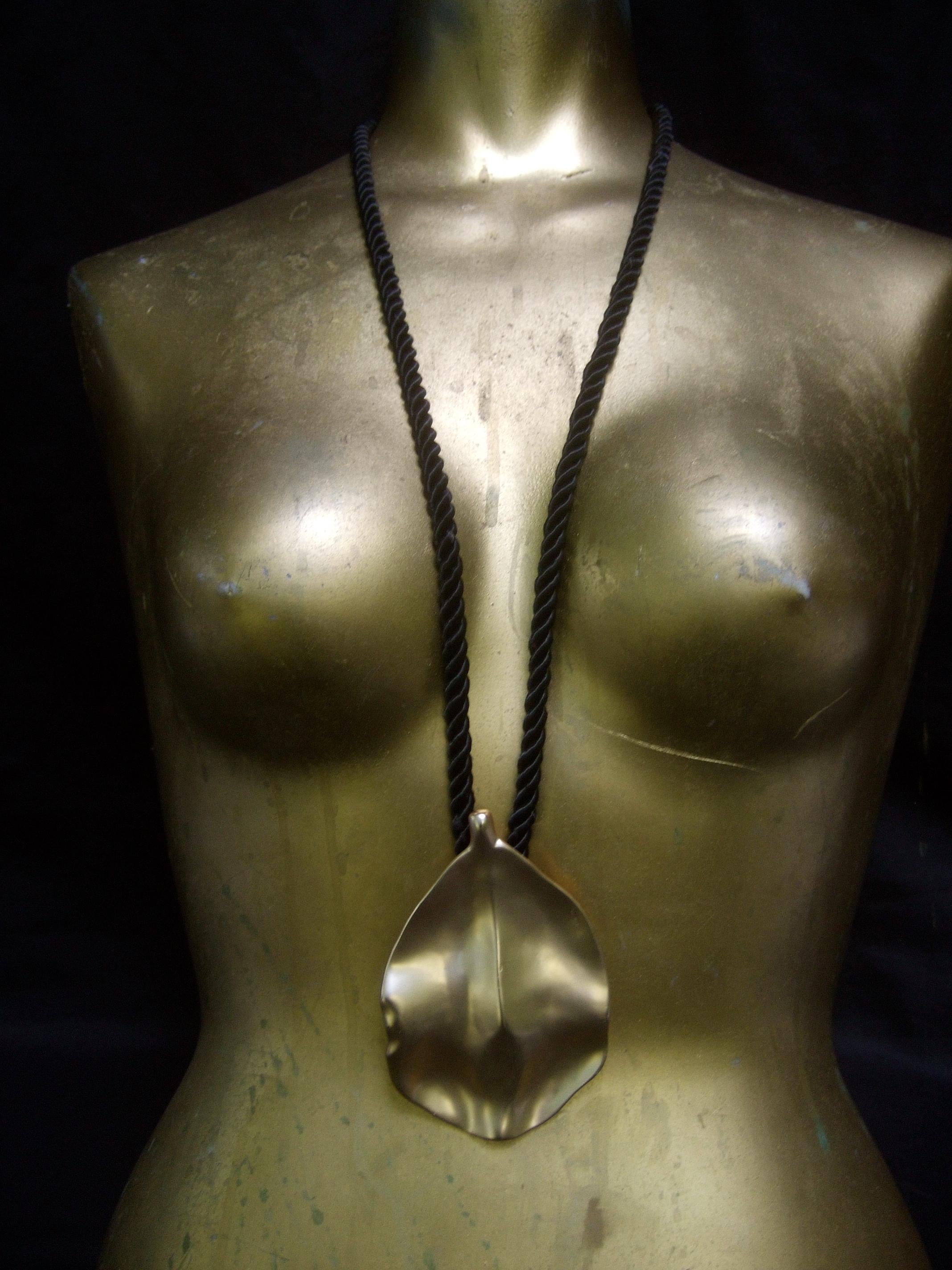 Kenneth Lane Gilt Leaf Pendant Necklace circa 1990s In Good Condition For Sale In University City, MO