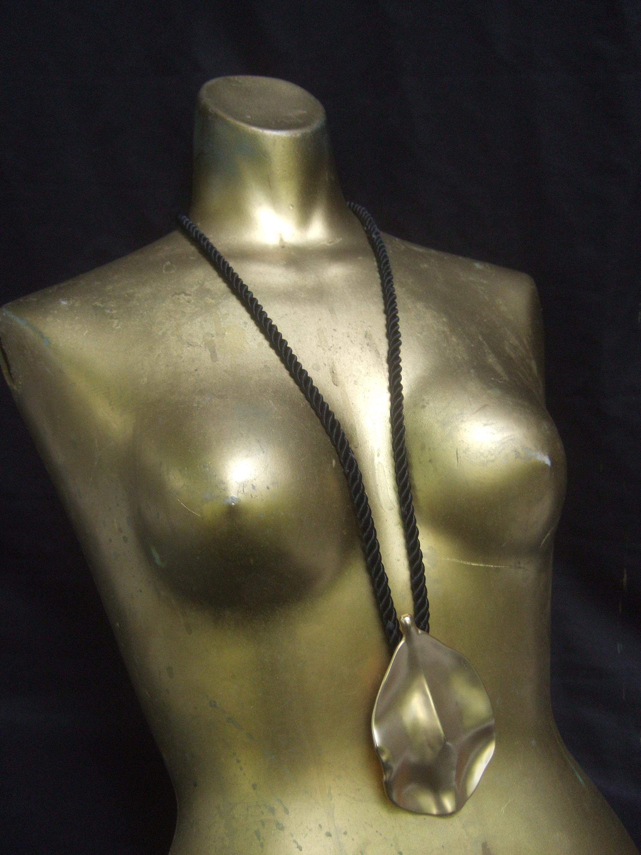 Kenneth Lane Collier pendentif à feuilles dorées, c. 1990 Pour femmes en vente