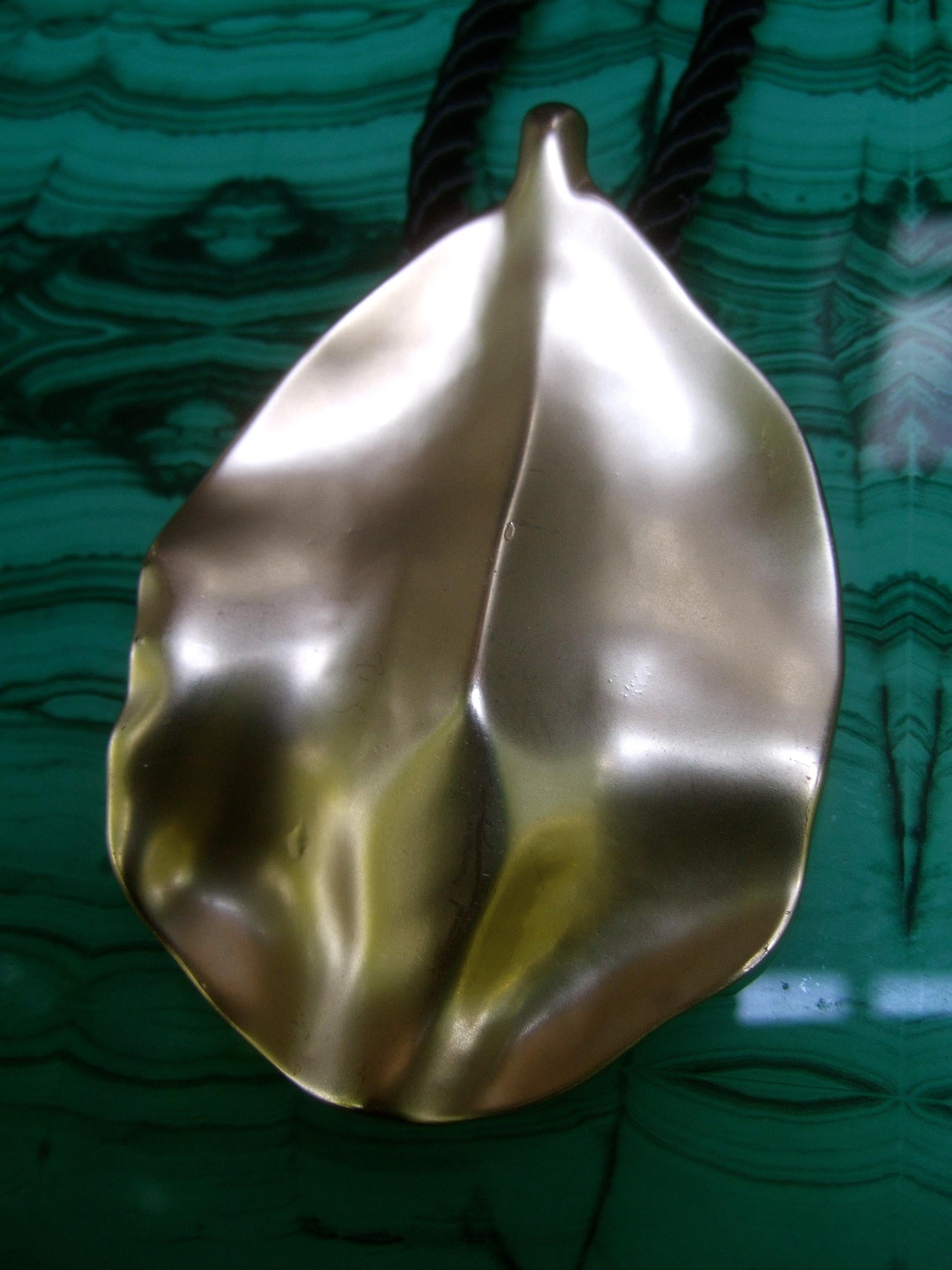 Kenneth Lane Collier pendentif à feuilles dorées, c. 1990 en vente 1