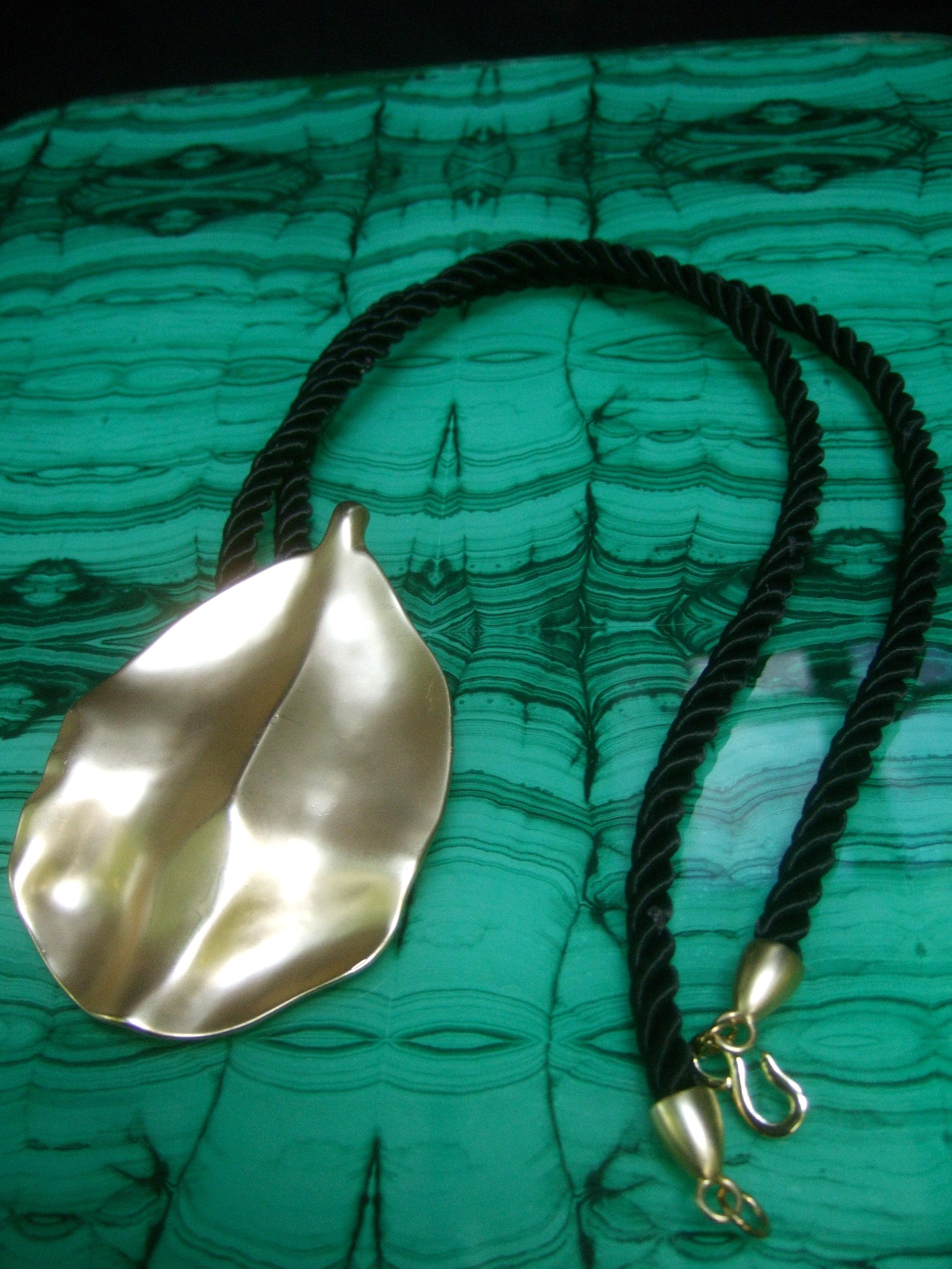 Kenneth Lane Gilt Leaf Pendant Necklace circa 1990s For Sale 3