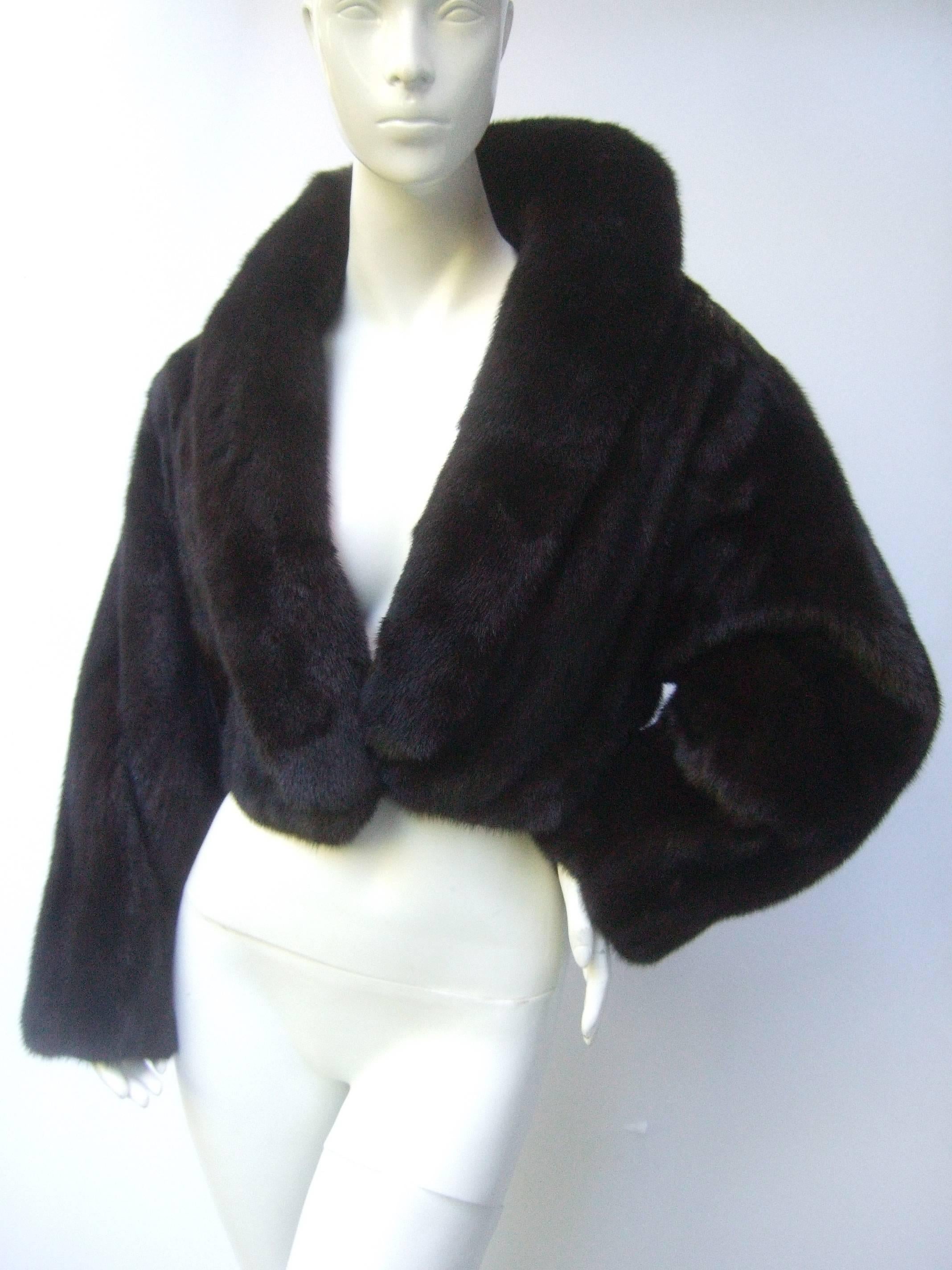 Luxurious mahogany brown mink fur bolero jacket
The plush fur jacket is designed with sumptuous 
dark brown mink fur

The wide mink fur collar can be framed around 
the neck. The wide voluminous sleeves sheath 
the arms in warmth and luxury