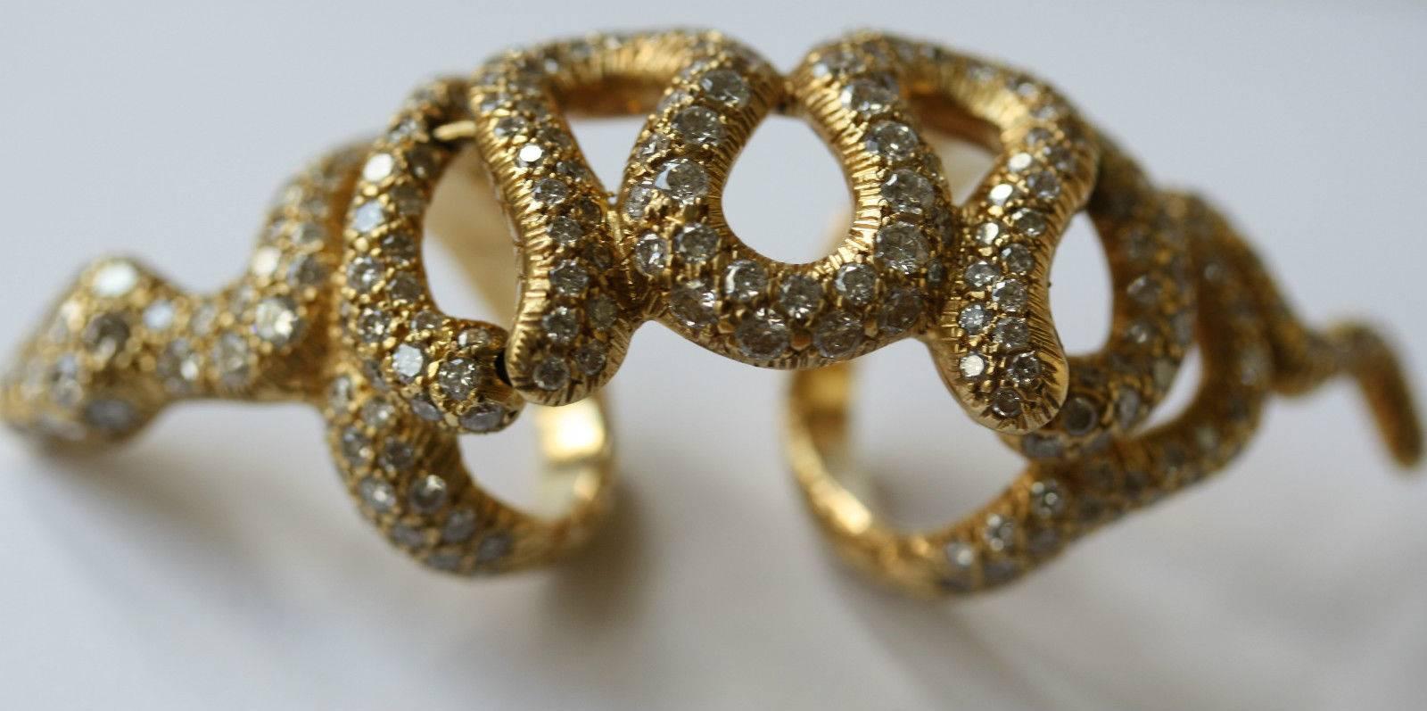 Loree Rodkin Diamond and 18K Gold Snake Knuckle Bondage Ring 

Exquisite 18k gold double snake ring covered in diamonds.

Dimensions: UK O, US 7

Condition: Barely used. As new condition, no sign of wear. 

Comes with: Does not come with original
