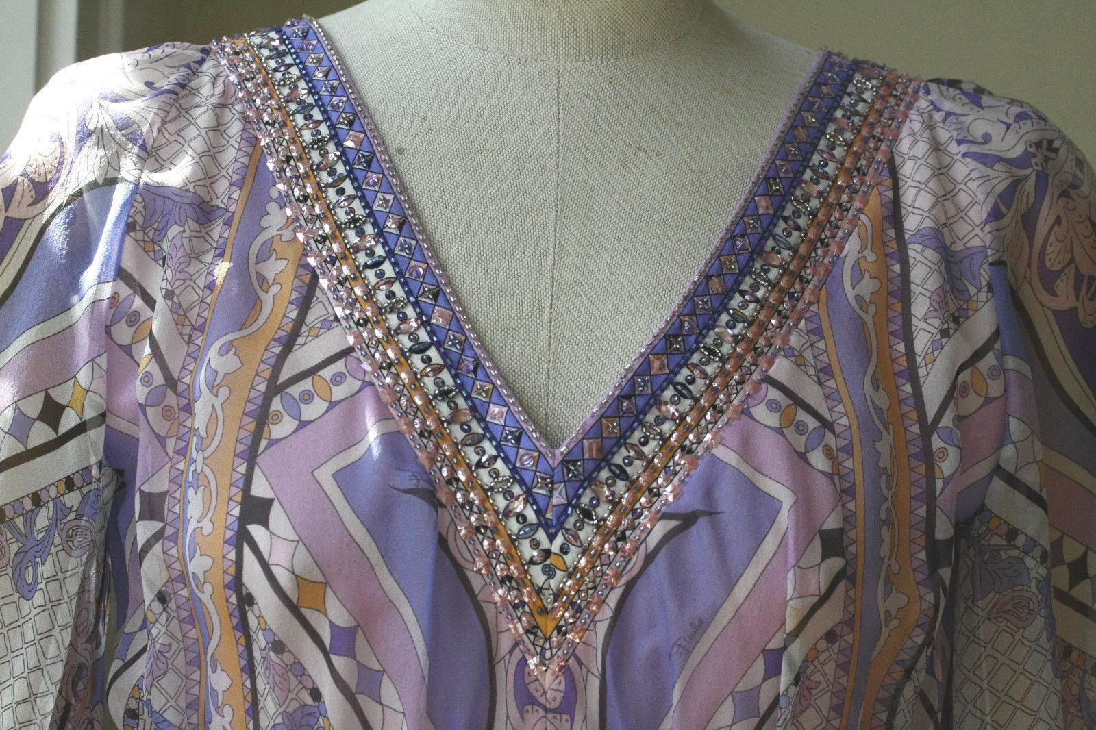 Gorgeous silk paisley printed chiffon dress. Crystal embellishment. V-neck. Concealed zip at the side. 100% Silk.

Size - IT 42 (UK 10, US 6, FR 38)

Condition: Used. As new condition, no sign of wear. 