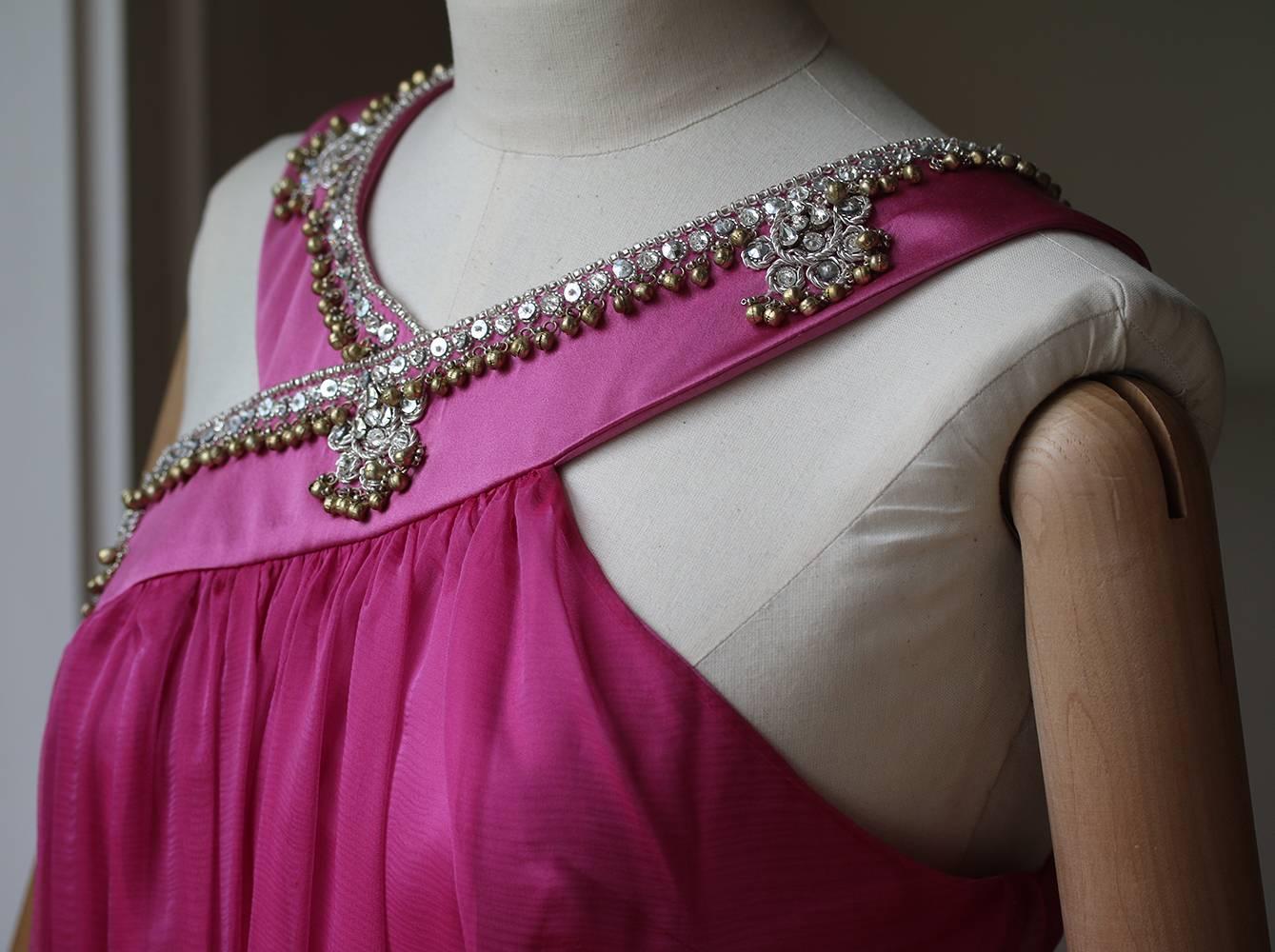 Christian Dior pink silk gown featuring two layers of silk. A silk slip illussion with silk chiffon layered on top. Embellished halter-neck straps. 100% Silk.

Size: Small (UK 6/8, US 2/4, FR 34/36, IT 38/40)

Condition: Excellent vintage condition,