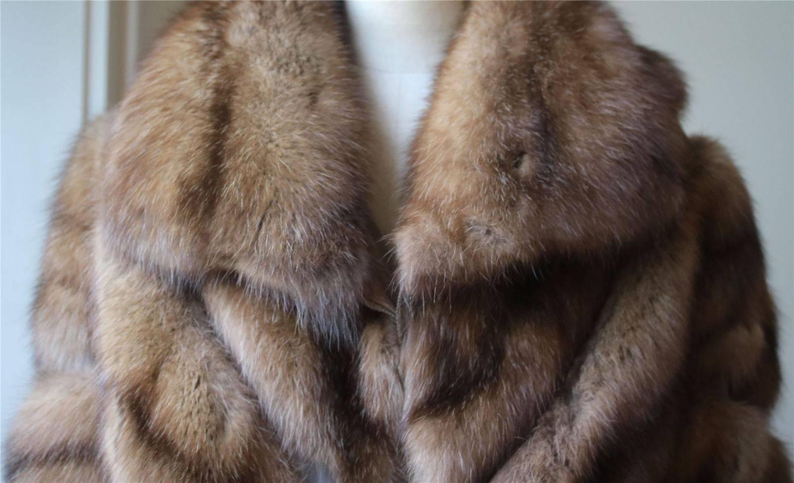 Truly exceptional investment piece. Golden and beige fur coat. Press stud closure. Two front pockets. Composition : 100% sable fur, lining 100% silk. 

Size: UK 12 (US 8, FR 40, IT 44)

Condition: Size and composition label has been cut out for