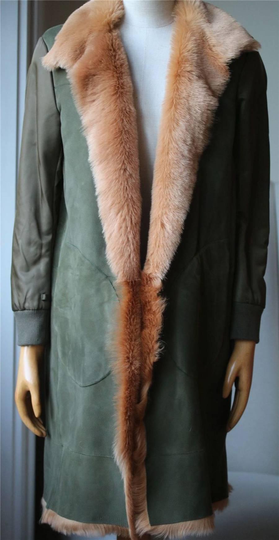 Green shearling-lined reversible parka coat by Valentino. 100% Lambs fur.

Size: 00 (UK 6, US 2, IT 38, FR 34)

Condition: As new condition, no sign of wear. 